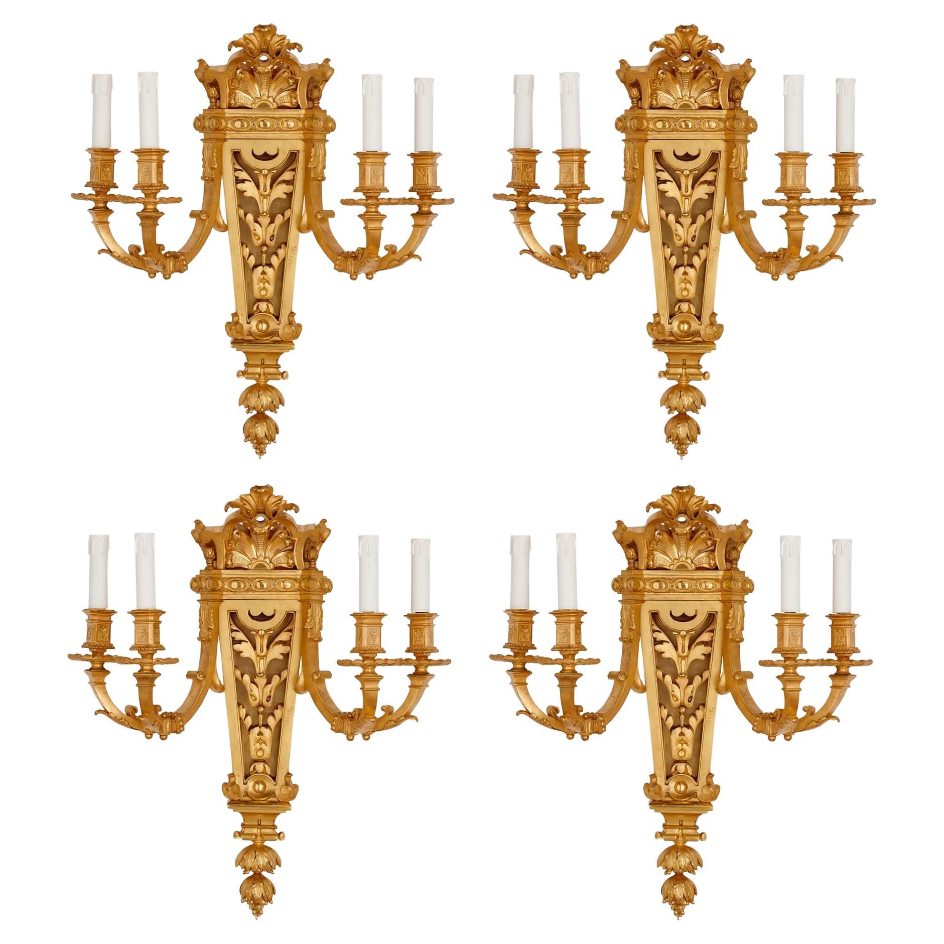 Ensemble de quatre lampes murales en bronze doré de style baroque par Picard