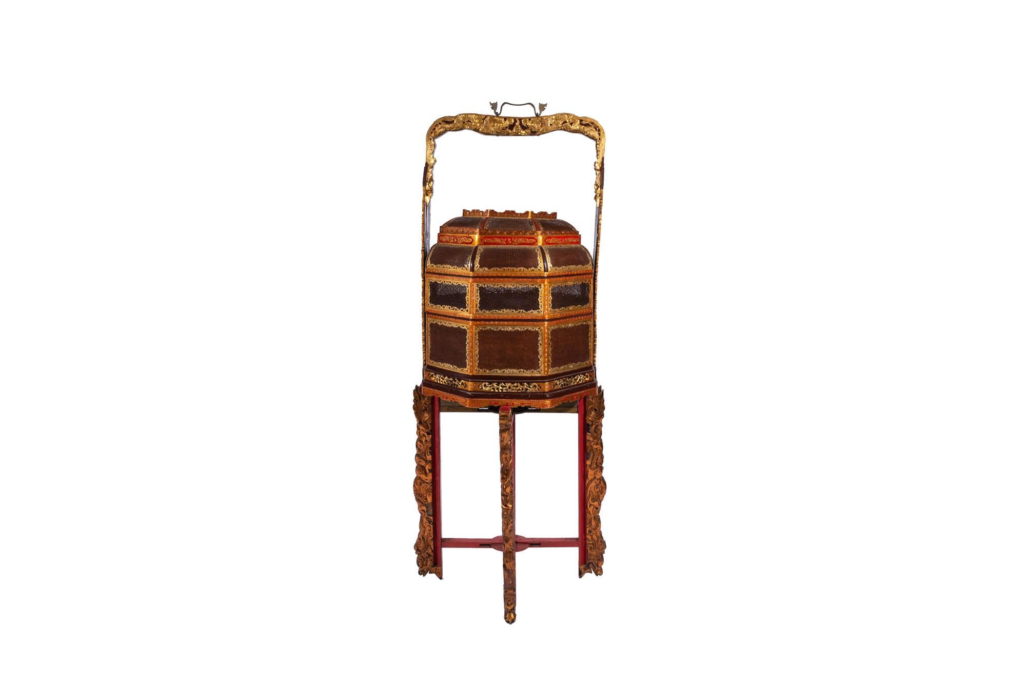 Set of four baskets in wickerwork, lacquered wood, gilded brass,
Three baskets with four compartments, one with three compartments and a base in red lacquered wood,
China, circa 1970

Measures: 
Biggest baskets: Width 55 cm, height 80 cm, depth