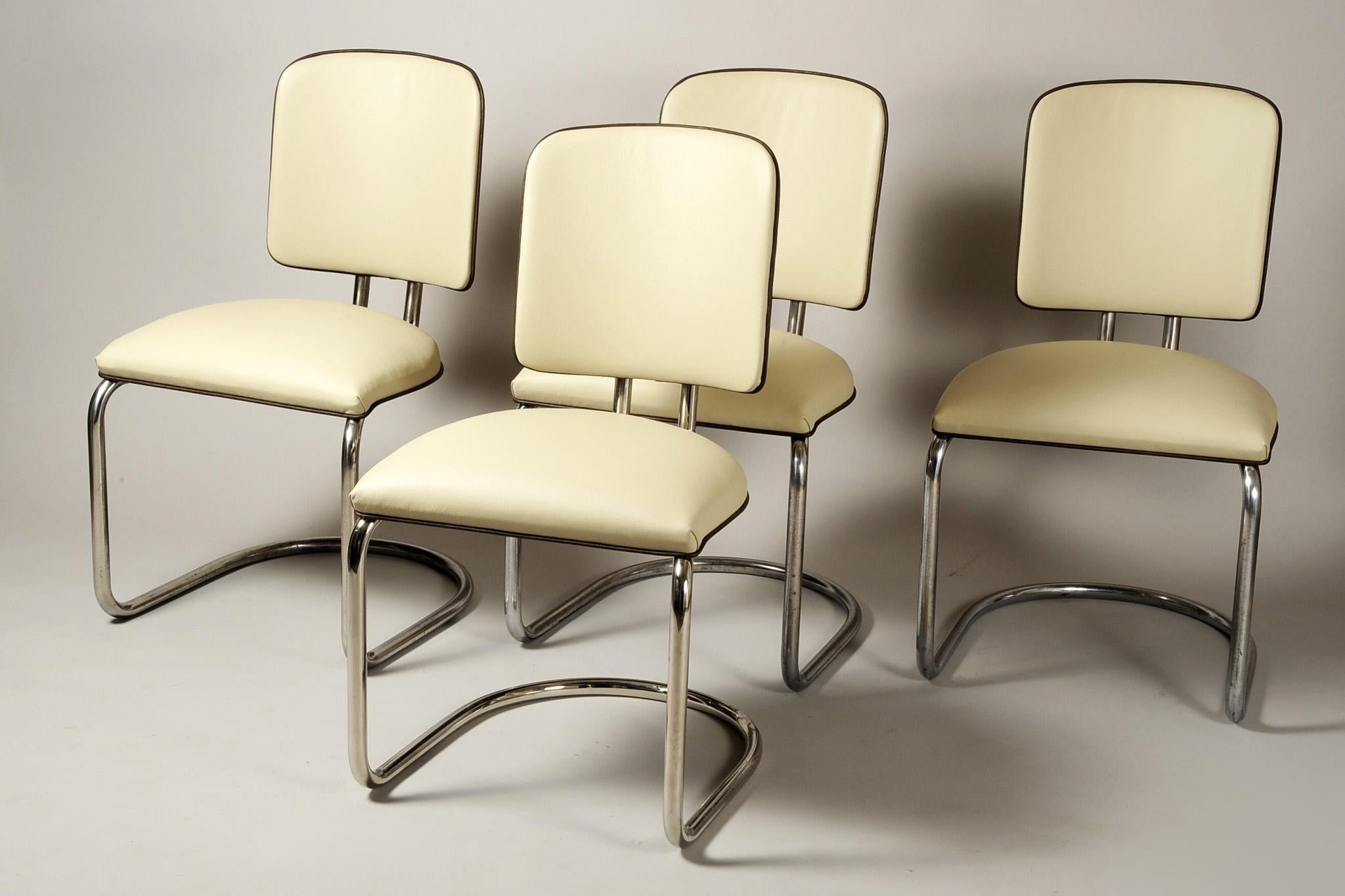 20ième siècle  Ensemble de quatre fauteuils Bauhaus, par Bauhaus, Thonet, cuir, Autriche, années 1920 en vente