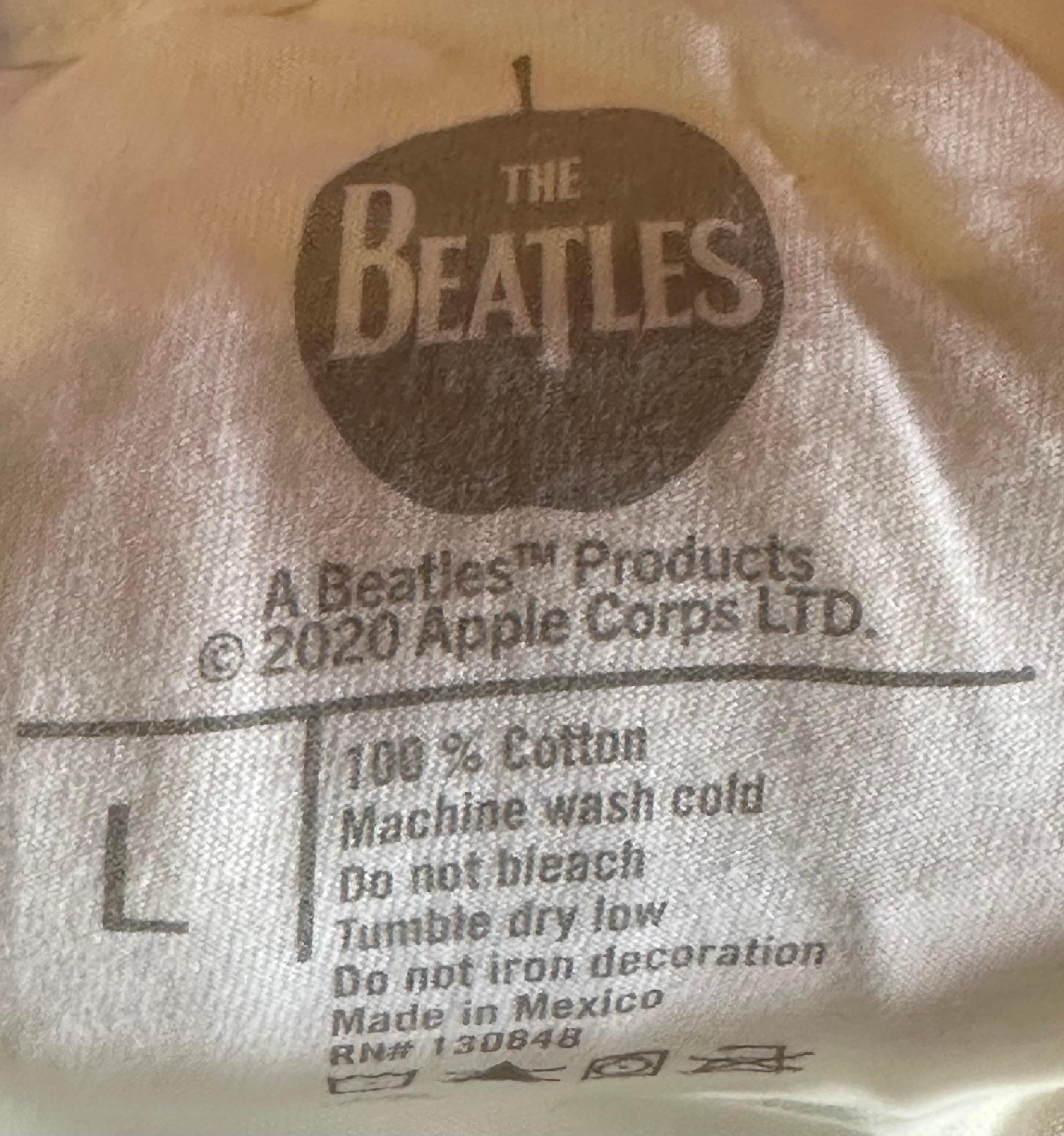 Ensemble de quatre t-shirts des Beatles dans une boîte par Richard Avedon 3