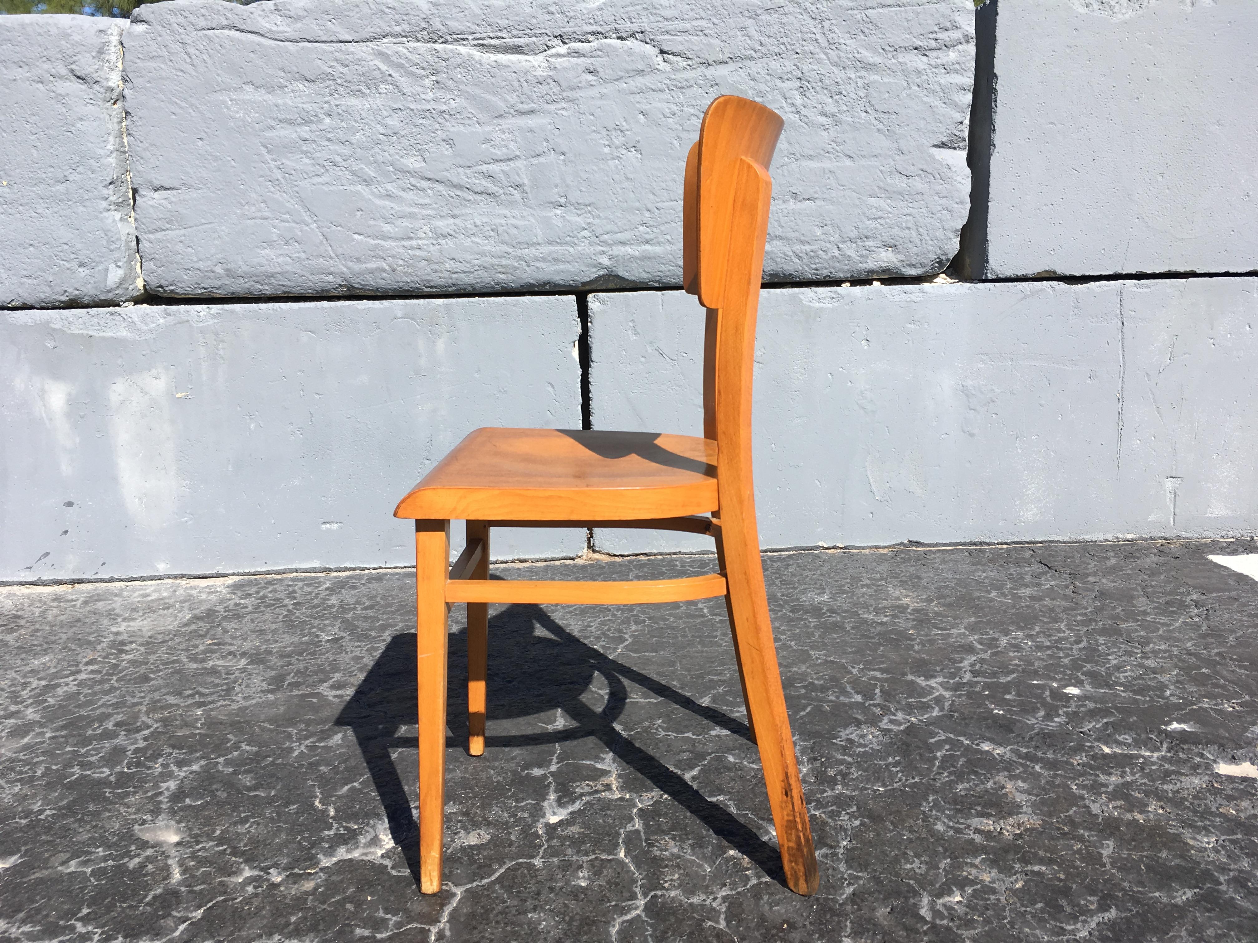 Ensemble de quatre chaises de cuisine en bentwood, années 1950 en vente 8