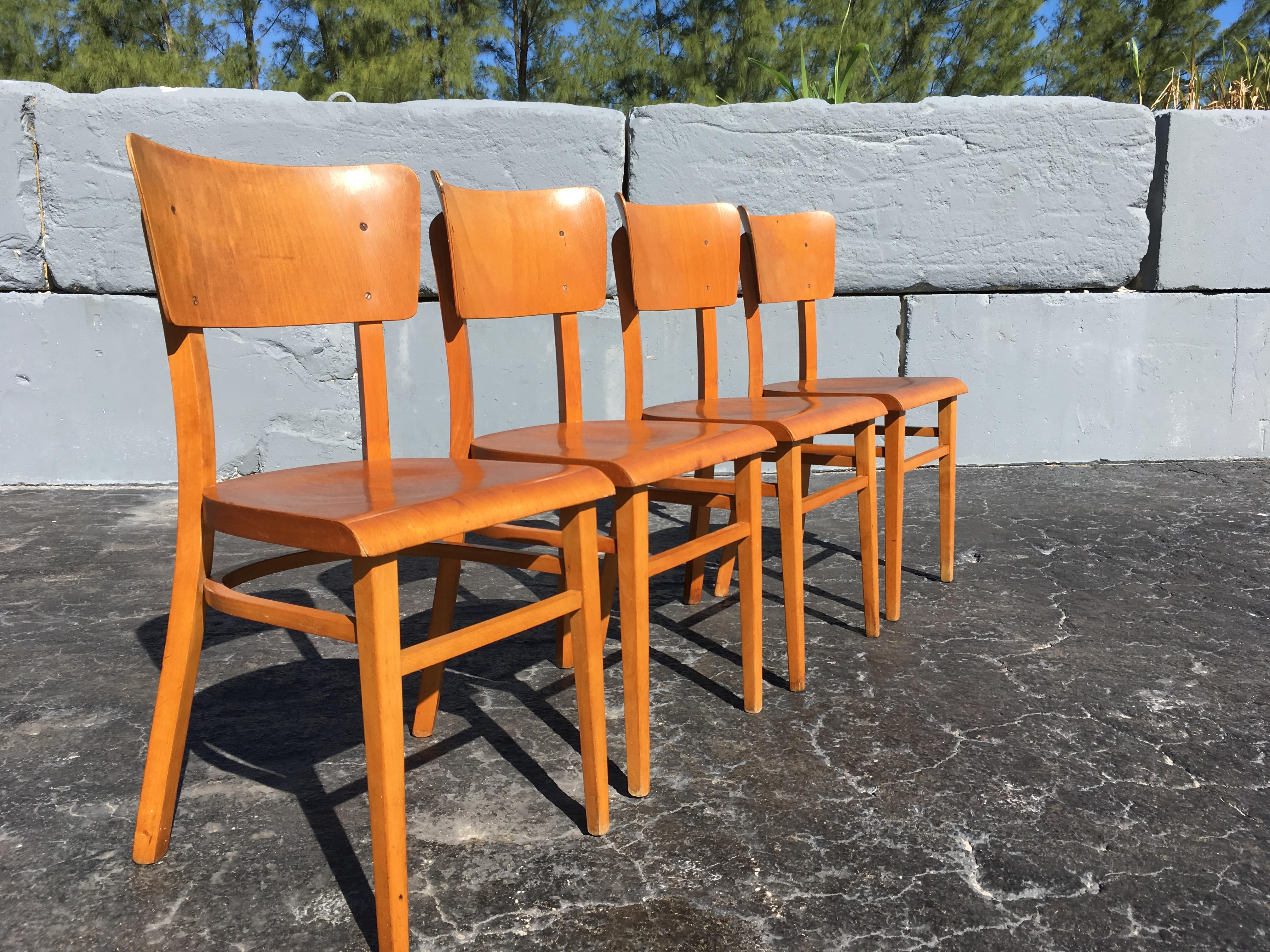 4 belles chaises de salle à manger européennes avec assise et dossier en bois courbé. Idéal pour la cuisine.