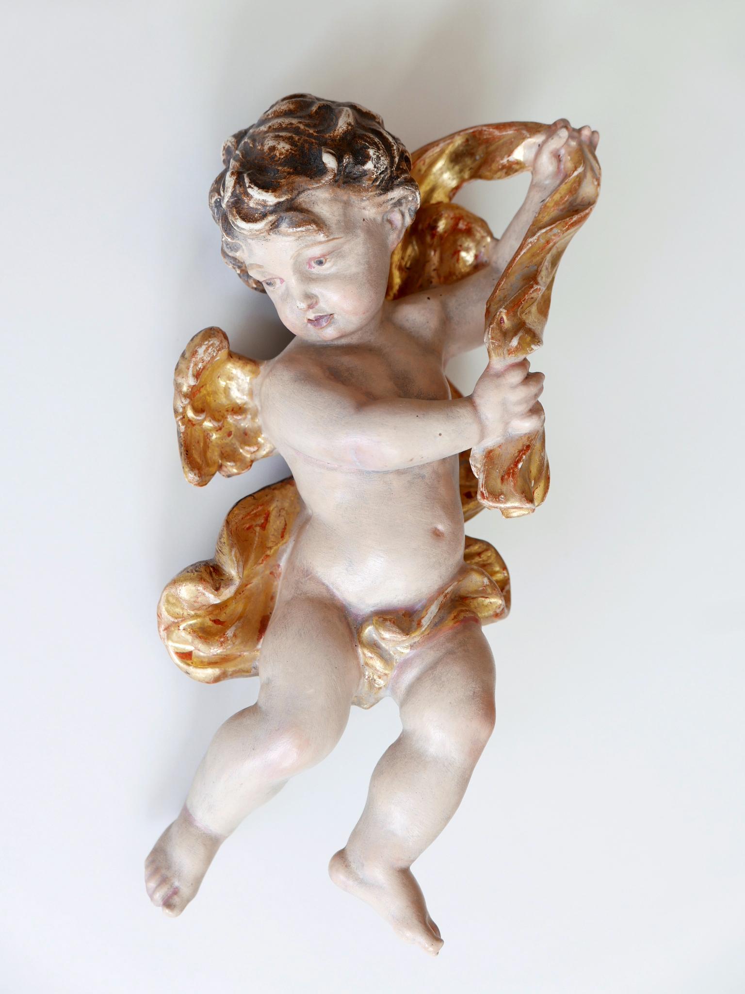 Sculpté à la main Ensemble de quatre magnifiques putti/angelots en bois polychrome sculpté à la main, Allemagne, années 1960 en vente