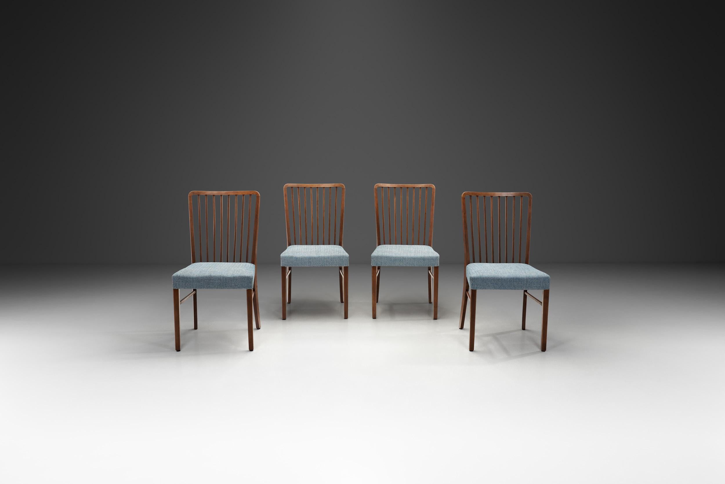 Set of Four Beech Danish Cabinetmaker Dining Chairs, Denmark Mid-20th Century In Good Condition For Sale In Utrecht, NL