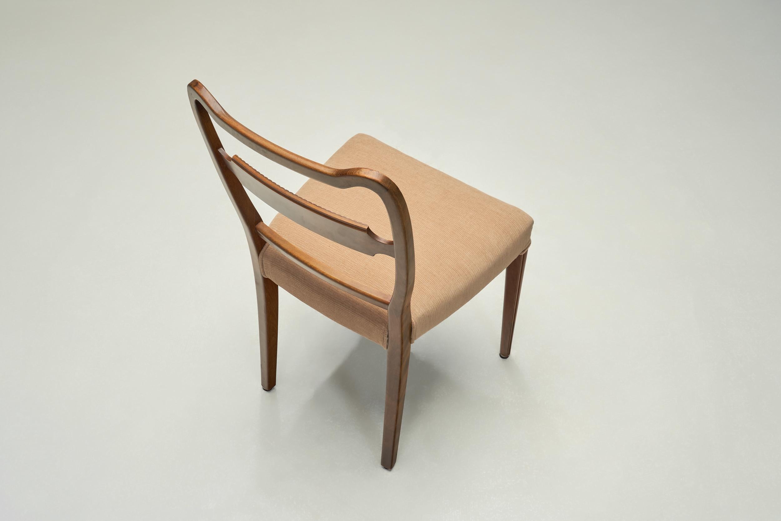 Set of Four Beech Dining Chairs, Europe Mid-20th Century In Good Condition For Sale In Utrecht, NL