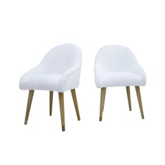 Ensemble de quatre chaises en bois de hêtre, laiton et bouclé