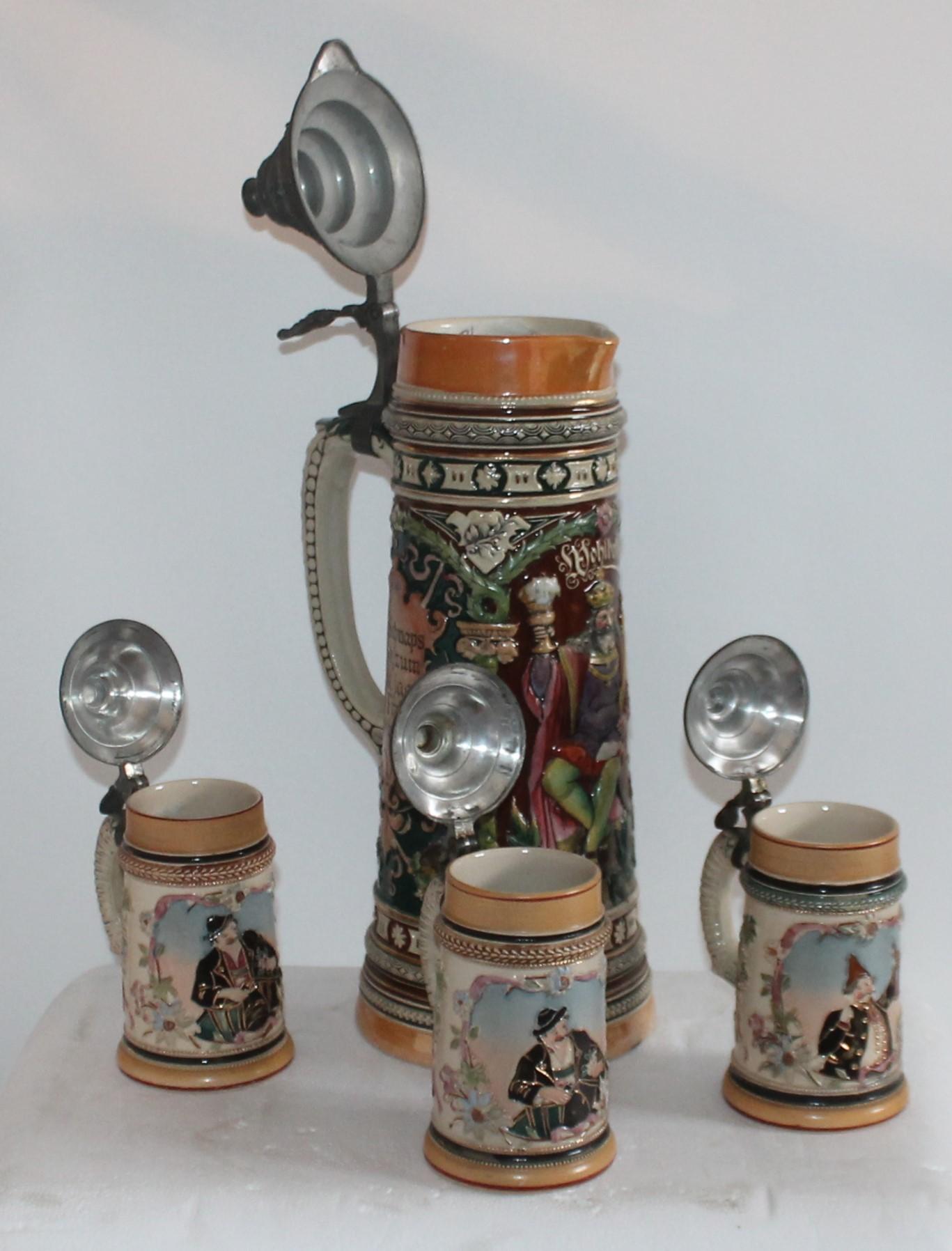 Superbe ensemble de chopes à bière du début du 20e siècle avec couvercle en étain. Les motifs tridimensionnels sont très vivants et colorés. Aucune imperfection ou fissure n'est visible sur la peinture. Bien entretenu et de superbes mugs.