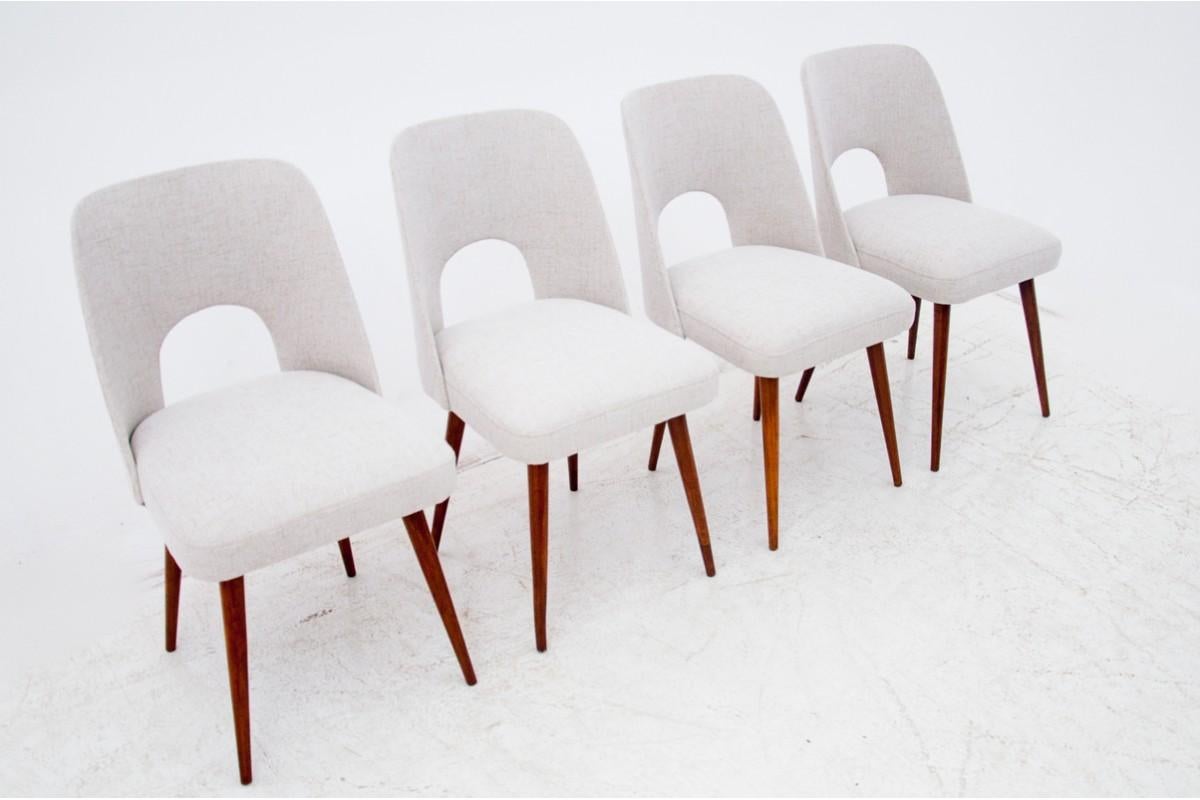 Un ensemble de chaises, Pologne, années 1960

Très bon état, après une rénovation professionnelle.

dimensions : hauteur 78,5 cm, hauteur du siège 43 cm, largeur 42 cm, profondeur 50 cm