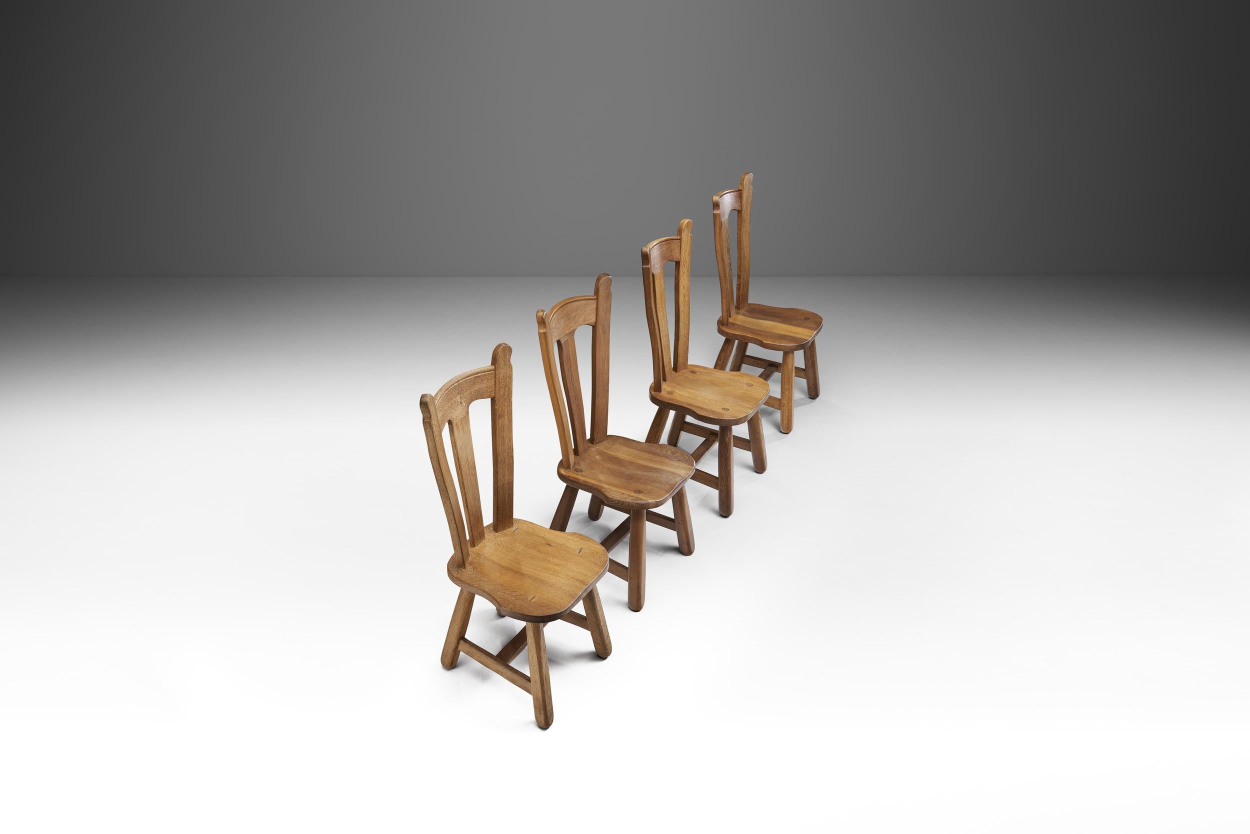 Mid-Century Modern Ensemble de quatre chaises de salle à manger en chêne de style brutaliste belge, Belgique, années 1970 en vente