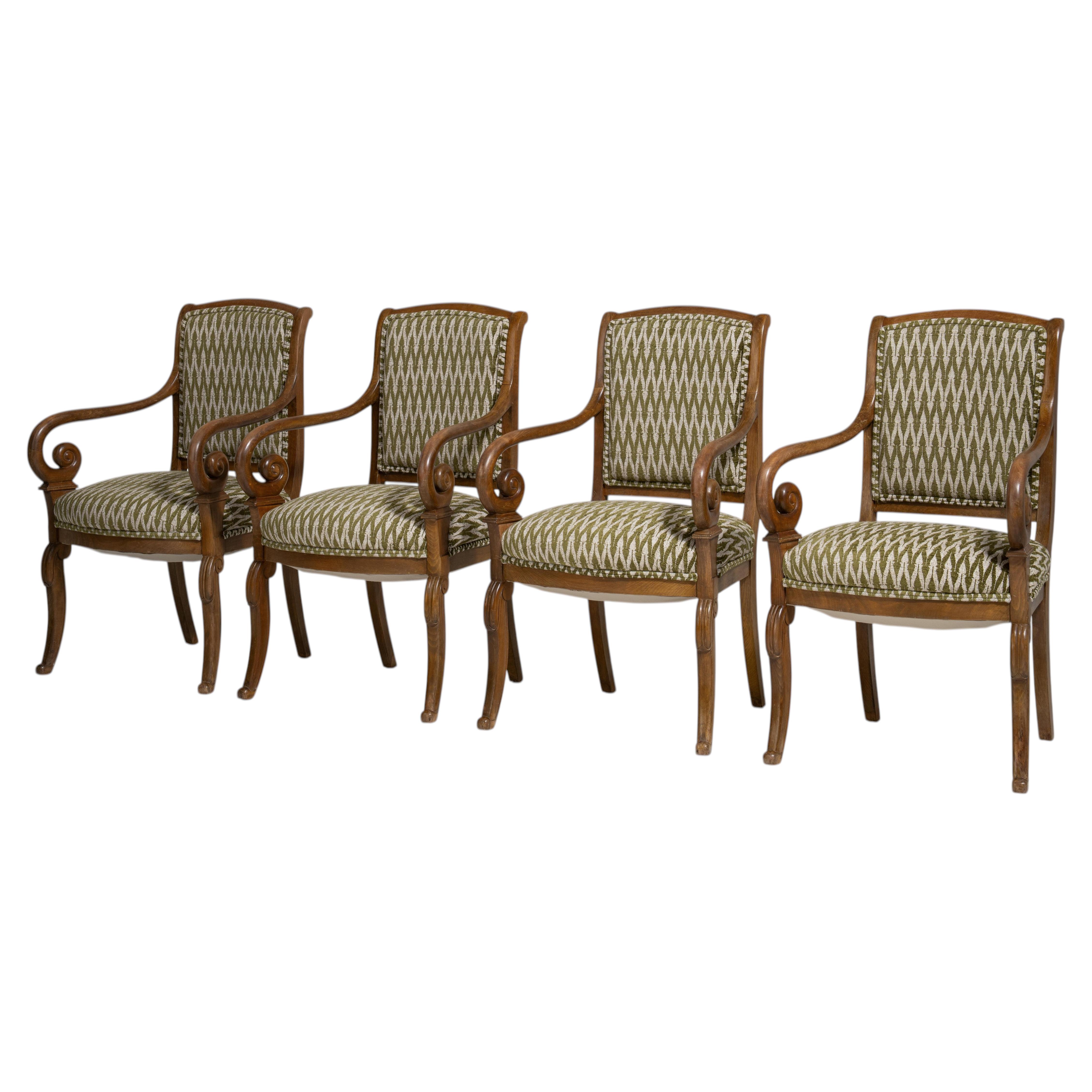 Lot de quatre fauteuils de style Biedermeier avec revêtement à motifs