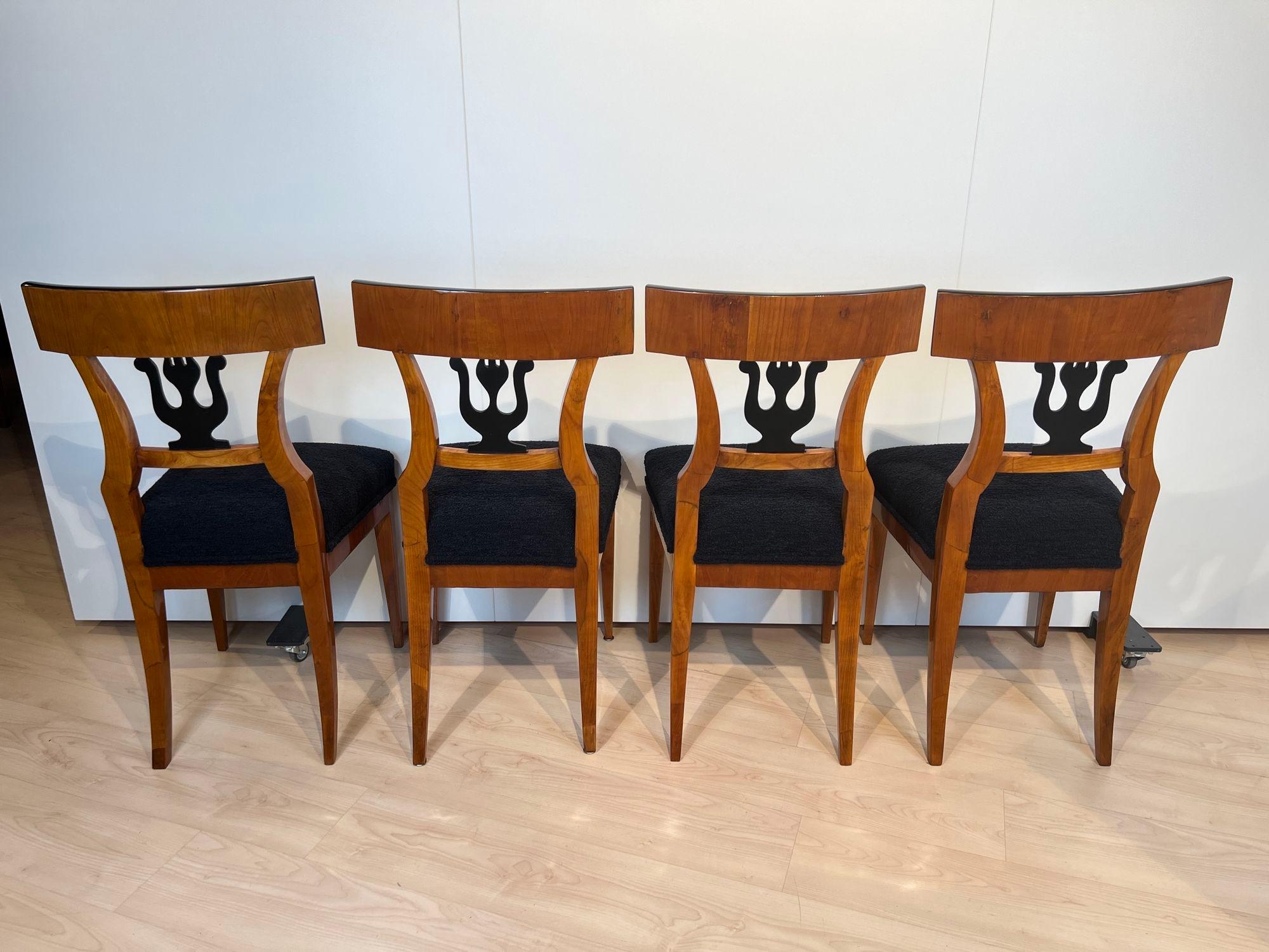 Set of Four Biedermeier Chairs, Cherry Veneer, South Germany circa 1830 In Good Condition For Sale In Regensburg, DE