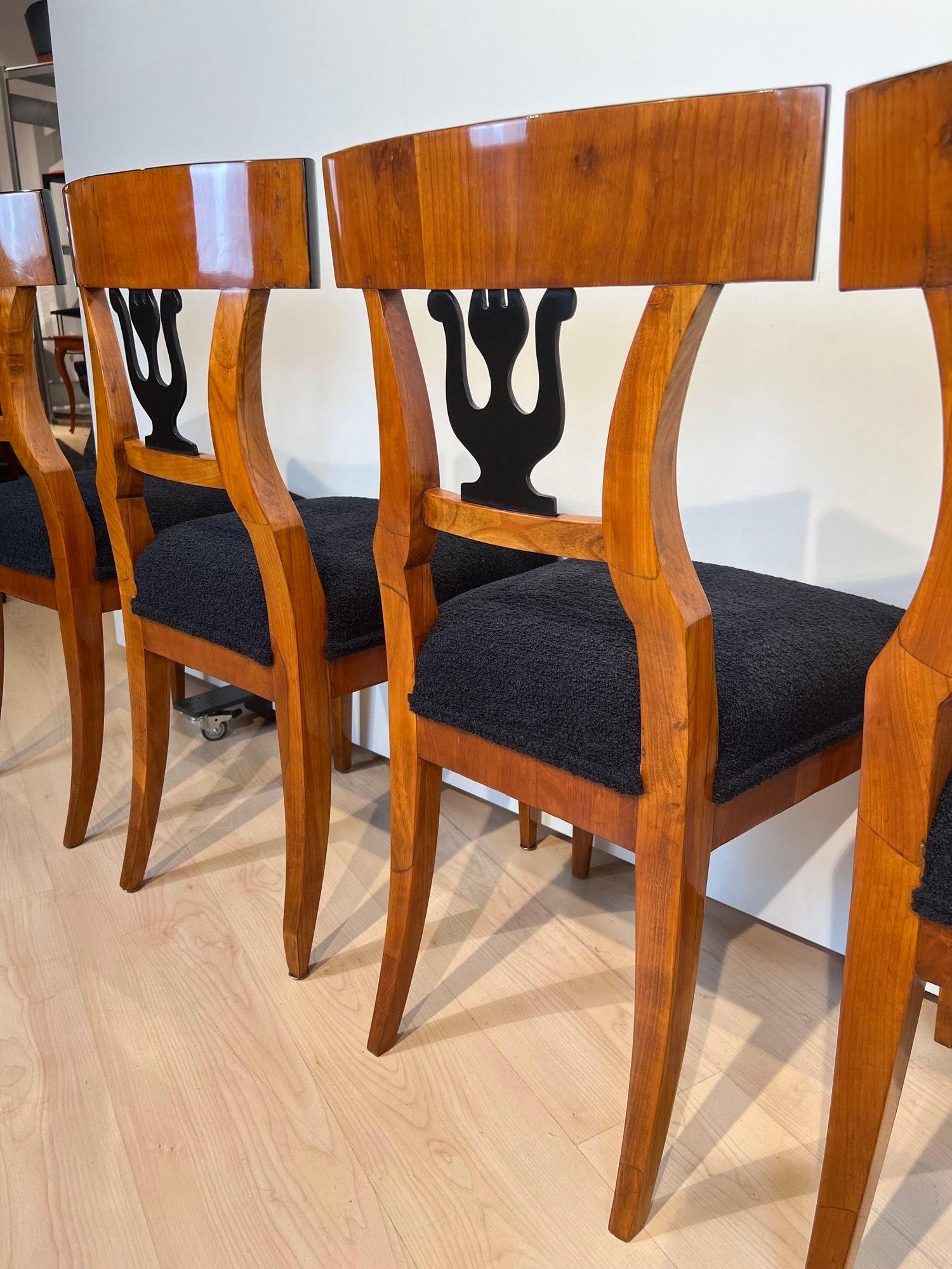 Set of Four Biedermeier Chairs, Cherry Veneer, South Germany circa 1830 For Sale 3