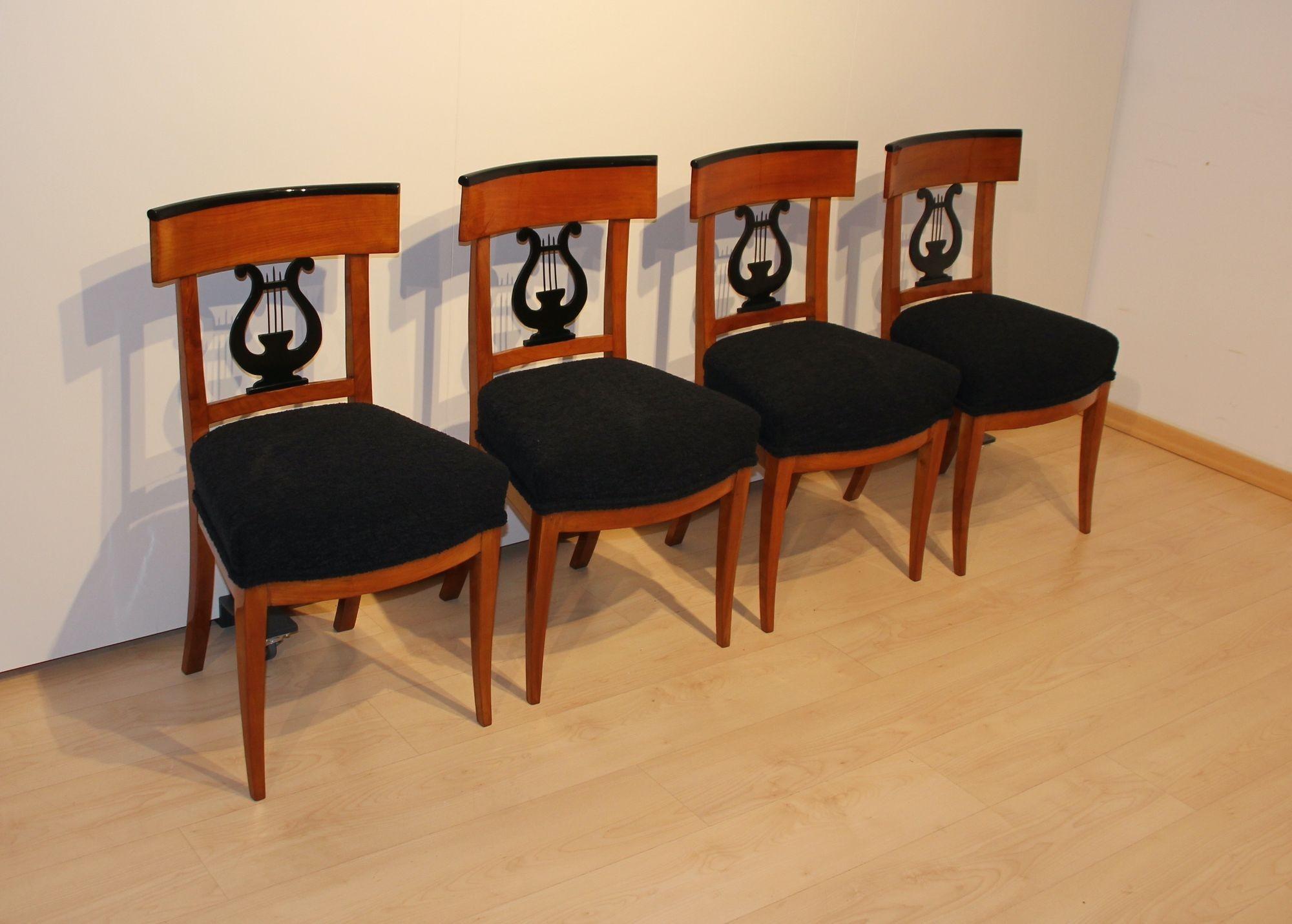 Set of Four Biedermeier Chairs, Cherry Wood, South Germany circa 1830 In Good Condition In Regensburg, DE