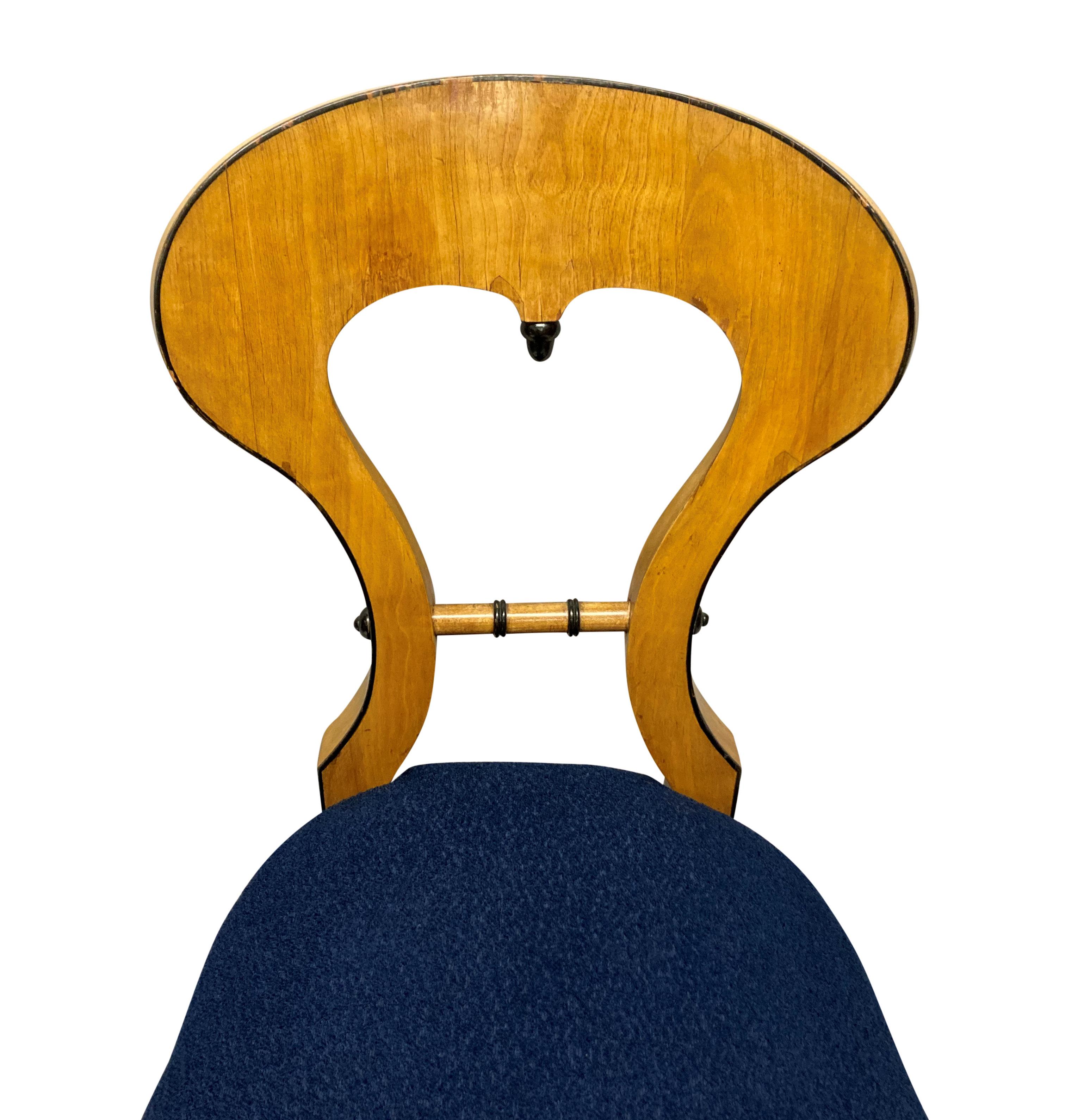 Inizio XIX secolo Set di quattro sedie Biedermeier in legno satinato in vendita