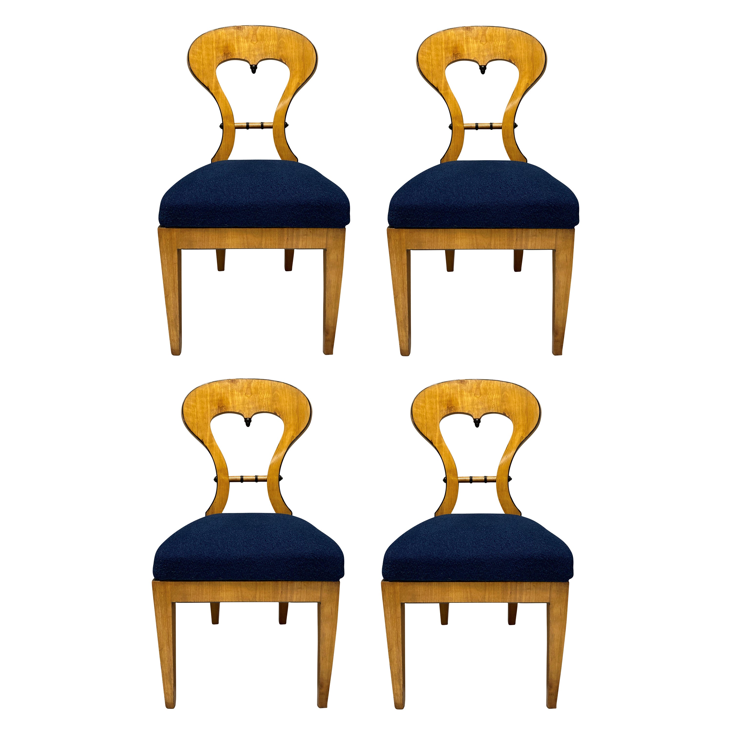 Ensemble de quatre chaises Biedermeier en bois de satin en vente