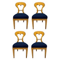 Juego de cuatro sillas Biedermeier de madera satinada