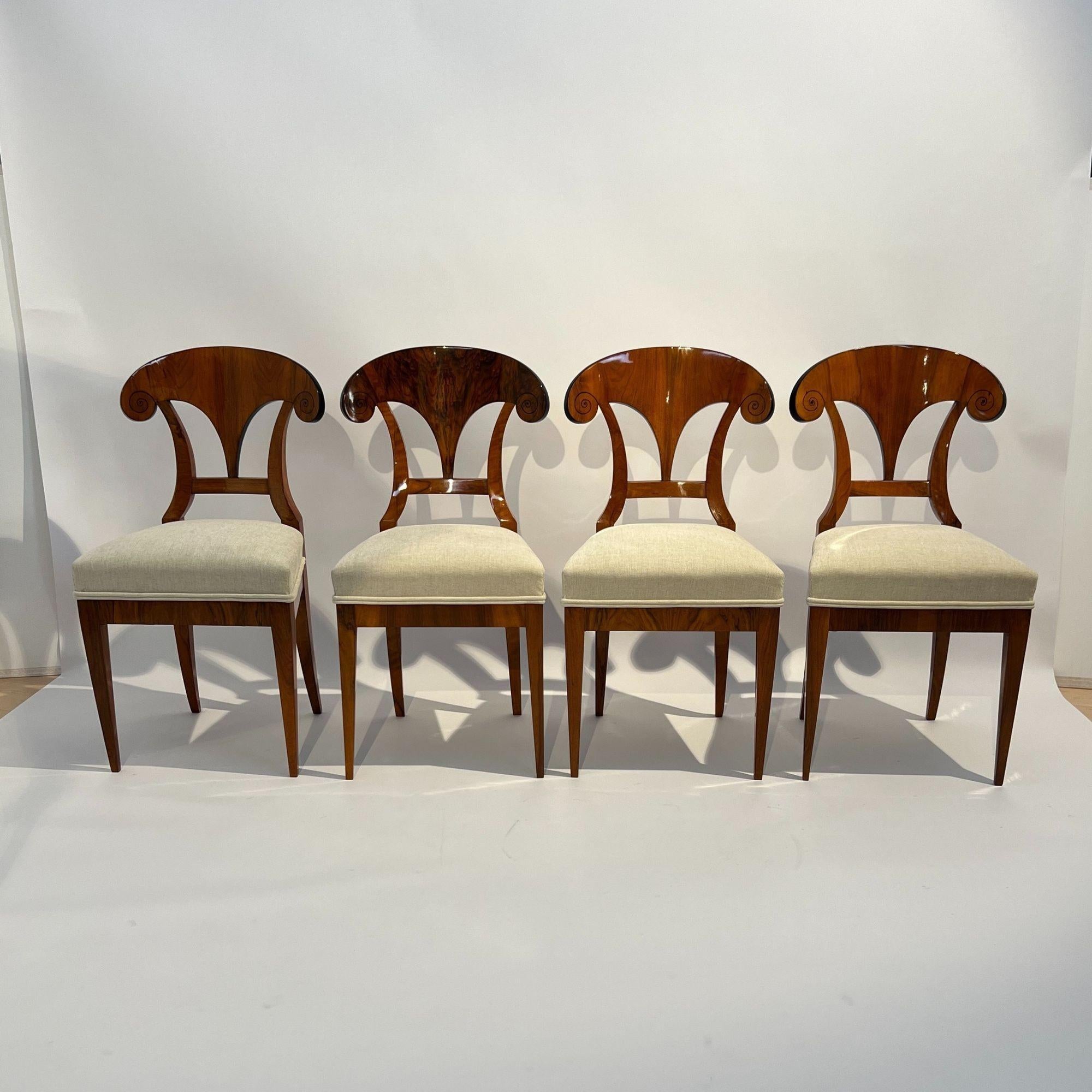 Set of Four Biedermeier Shovel Chairs, Walnut, Ink, Austria circa 1830 For Sale 3