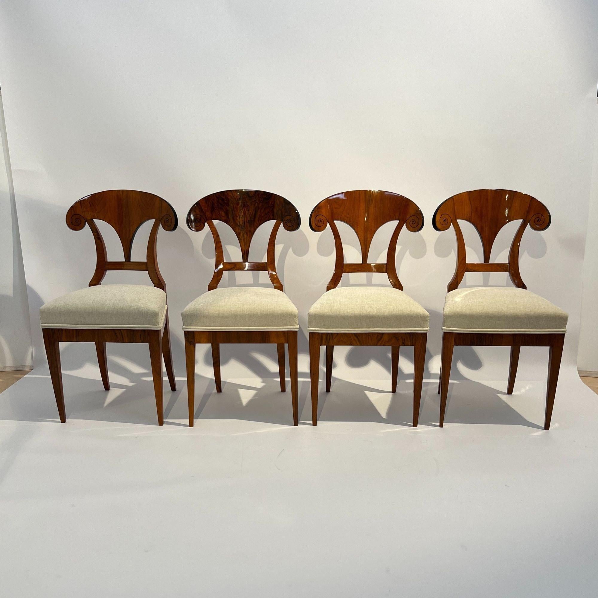 Ensemble de quatre chaises à pelle Biedermeier, noyer, encre, Autriche vers 1830 en vente 3