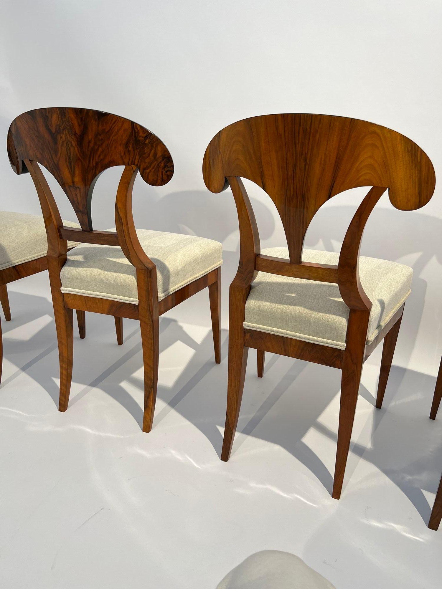 Set of Four Biedermeier Shovel Chairs, Walnut, Ink, Austria circa 1830 For Sale 5
