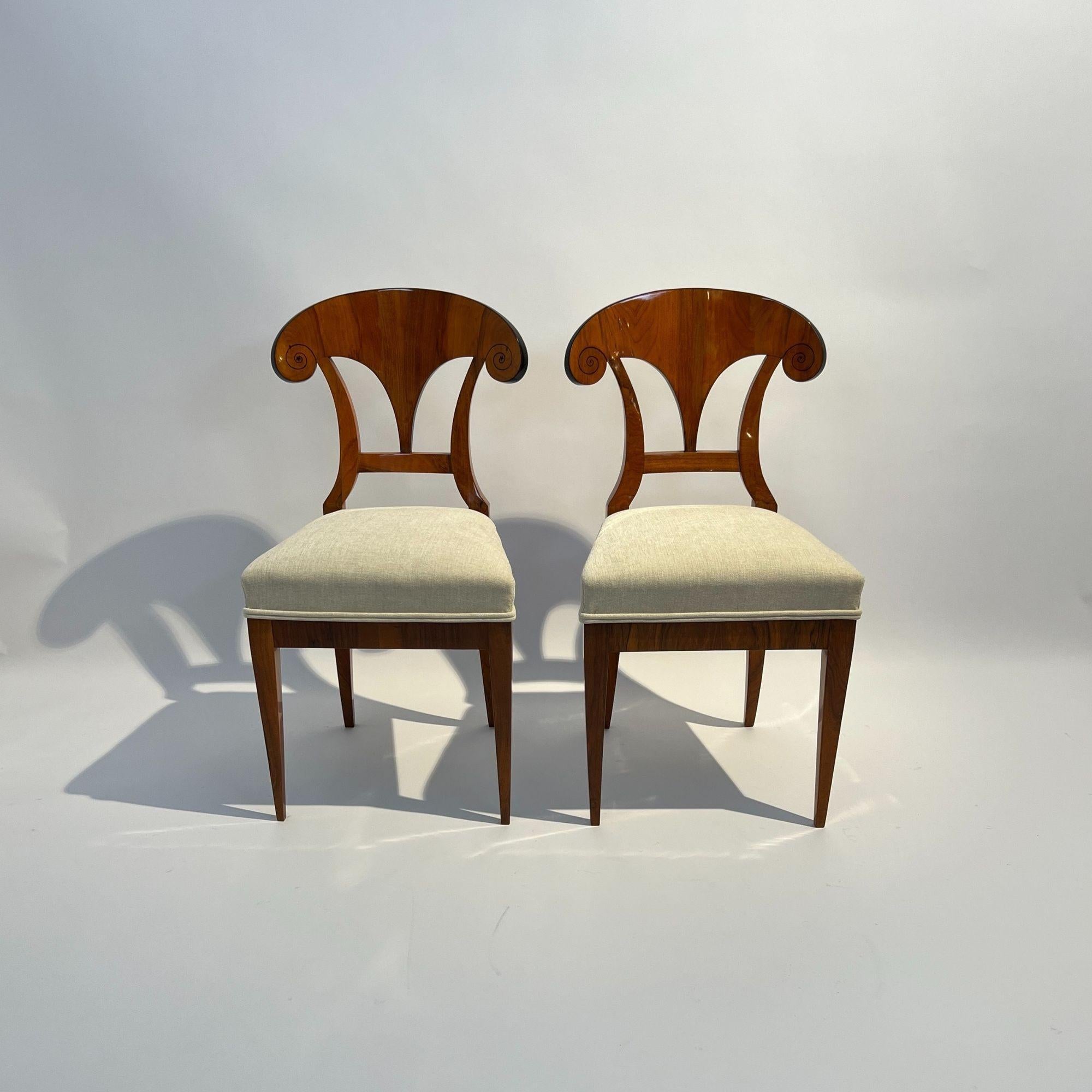 Autrichien Ensemble de quatre chaises à pelle Biedermeier, noyer, encre, Autriche vers 1830 en vente