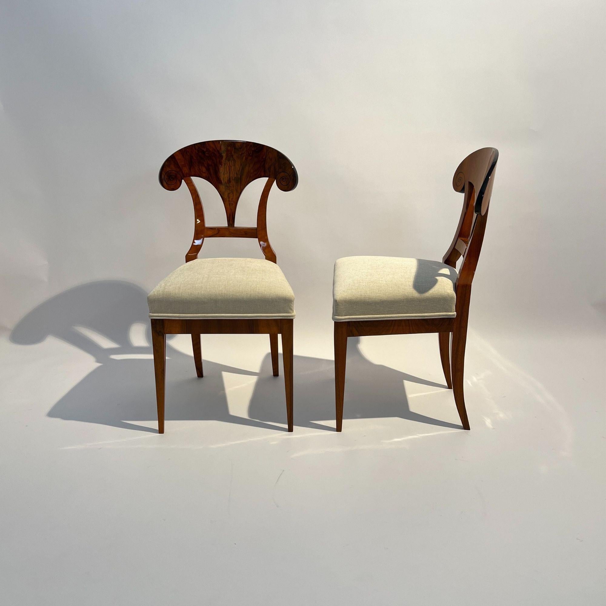 Set of Four Biedermeier Shovel Chairs, Walnut, Ink, Austria circa 1830 In Good Condition For Sale In Regensburg, DE