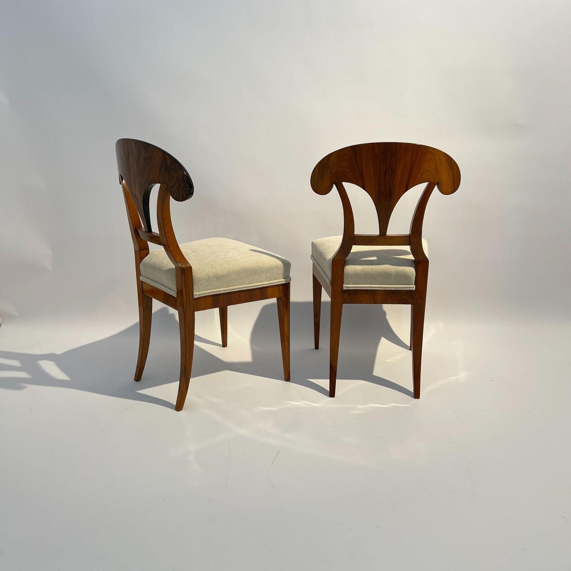 19th Century Set of Four Biedermeier Shovel Chairs, Walnut, Ink, Austria circa 1830 For Sale