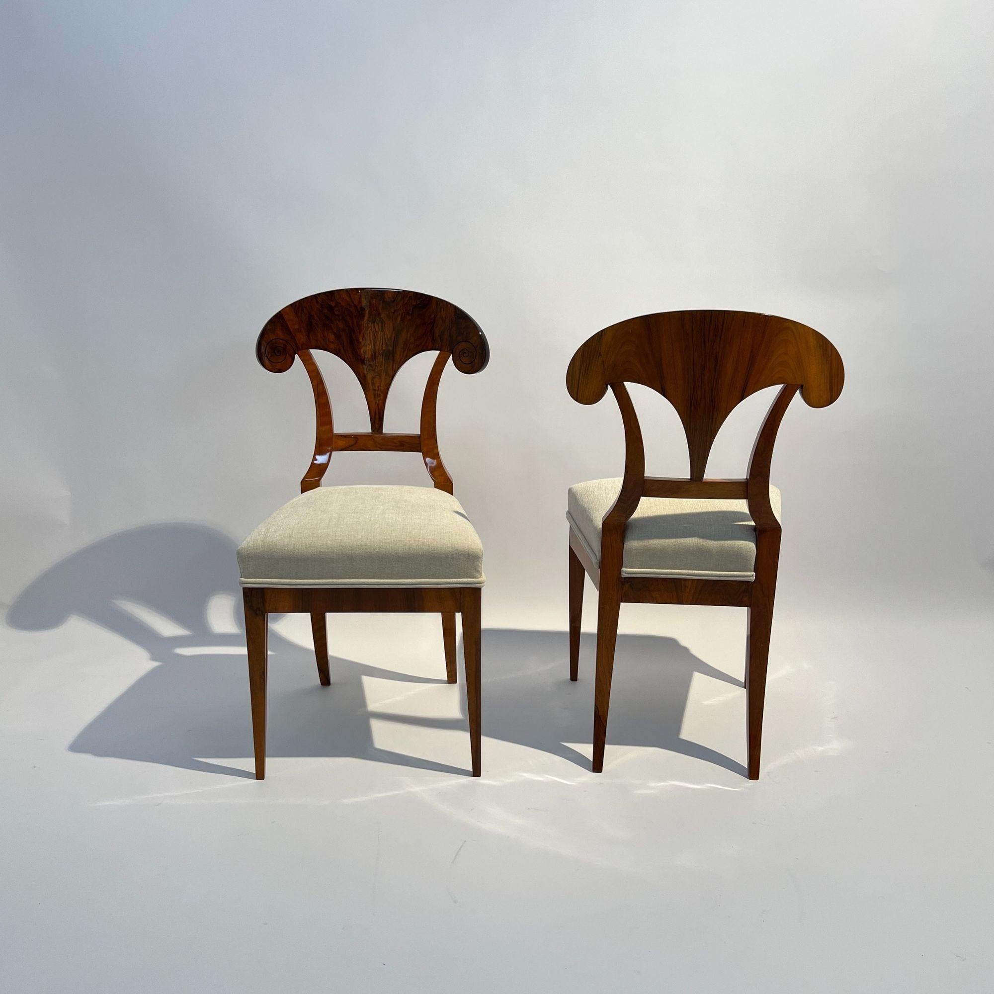 Tissu Ensemble de quatre chaises à pelle Biedermeier, noyer, encre, Autriche vers 1830 en vente