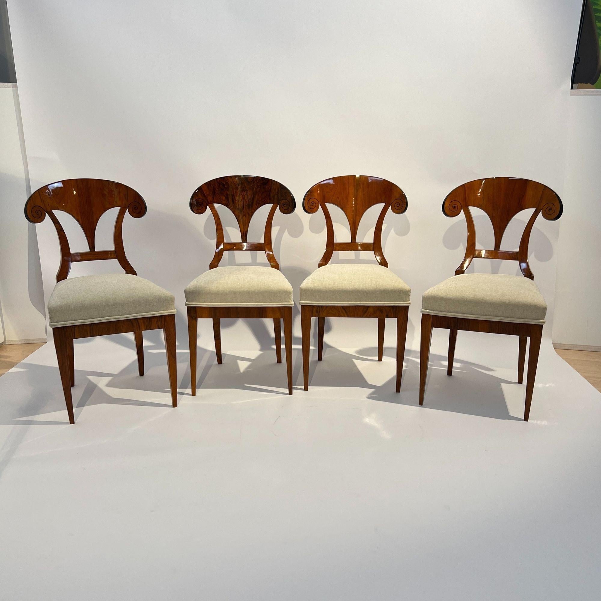 Set of Four Biedermeier Shovel Chairs, Walnut, Ink, Austria circa 1830 For Sale 2