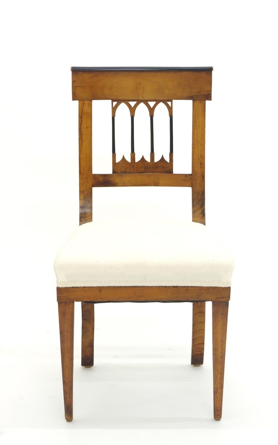 Set of Four Biedermeier Side Chairs, circa 1810-1820 In Good Condition For Sale In St. Louis, MO