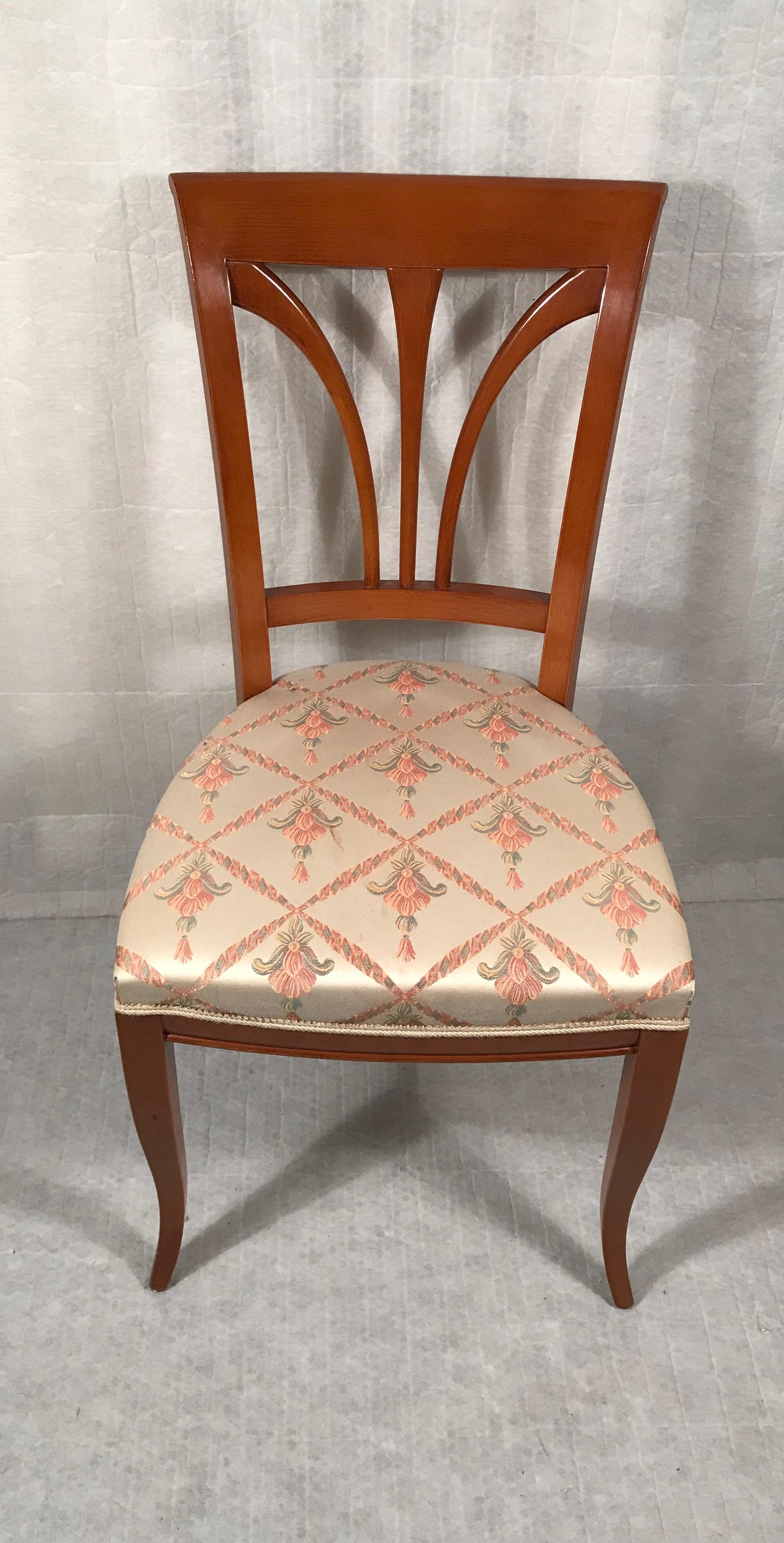 Set di quattro sedie da pranzo in stile Biedermeier. Graziosa decorazione dello schienale e tessuto molto decorativo. In ottime condizioni. 