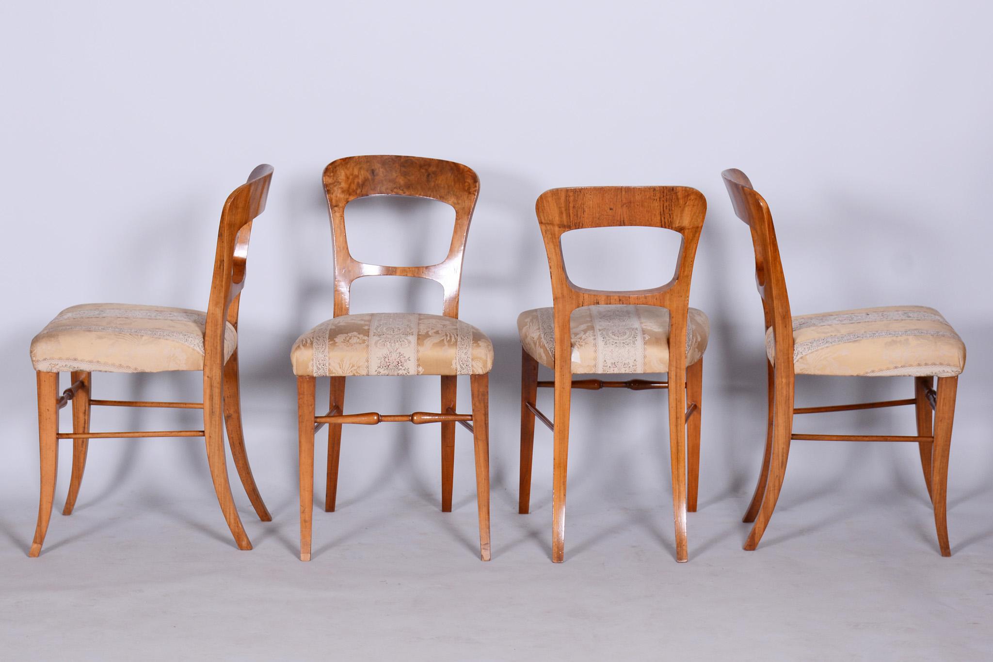 Set of Four Biedermeier Walnut Chairs, Original Condition, Czechia, 1830s In Good Condition For Sale In Horomerice, CZ