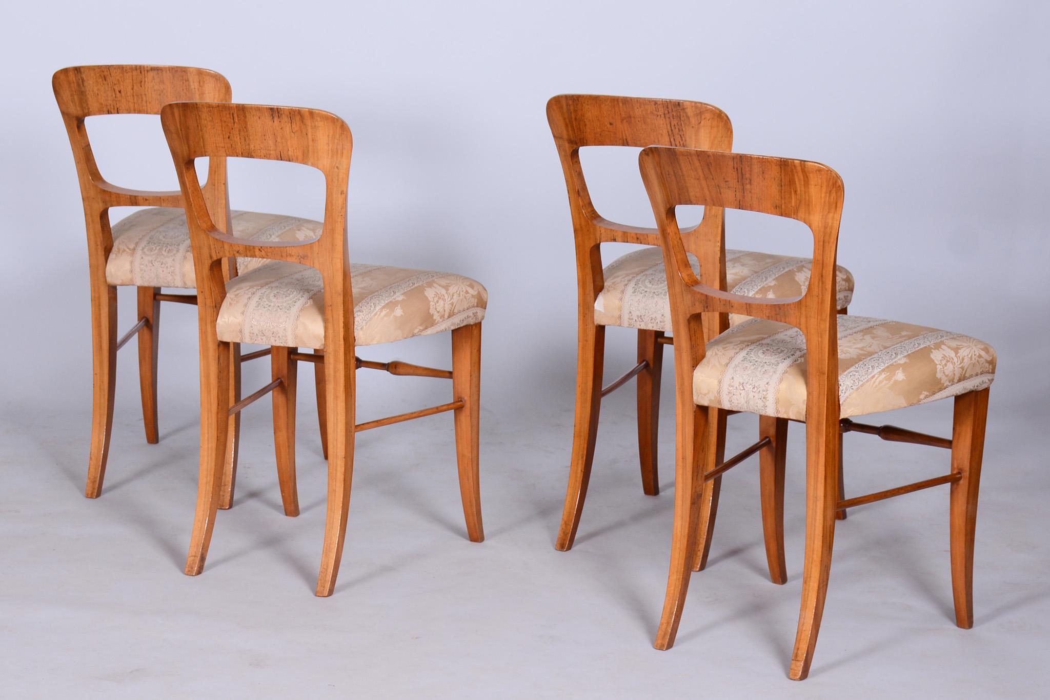 Set of Four Biedermeier Walnut Chairs, Original Condition, Czechia, 1830s For Sale 1