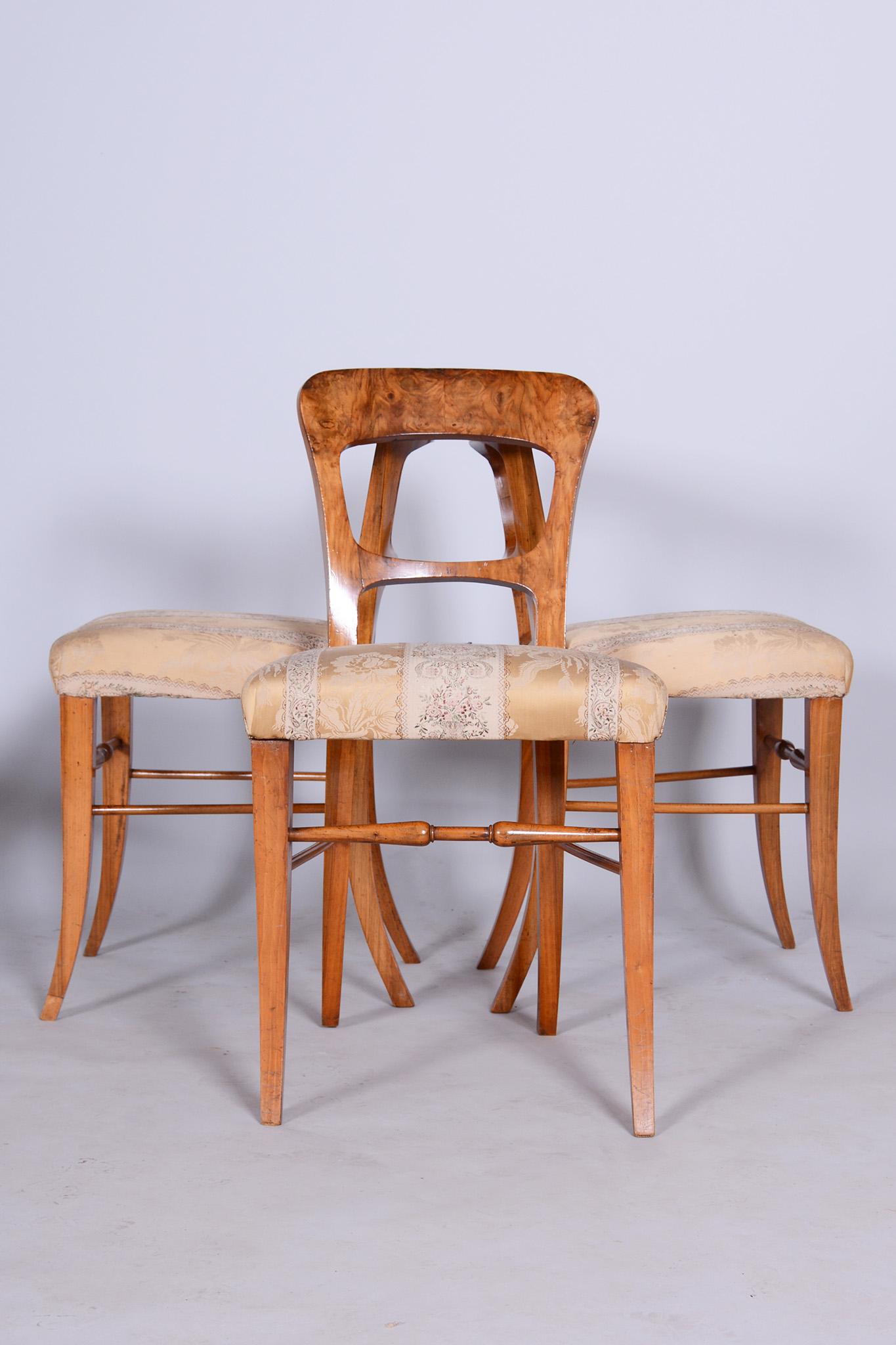 Set of Four Biedermeier Walnut Chairs, Original Condition, Czechia, 1830s For Sale 4