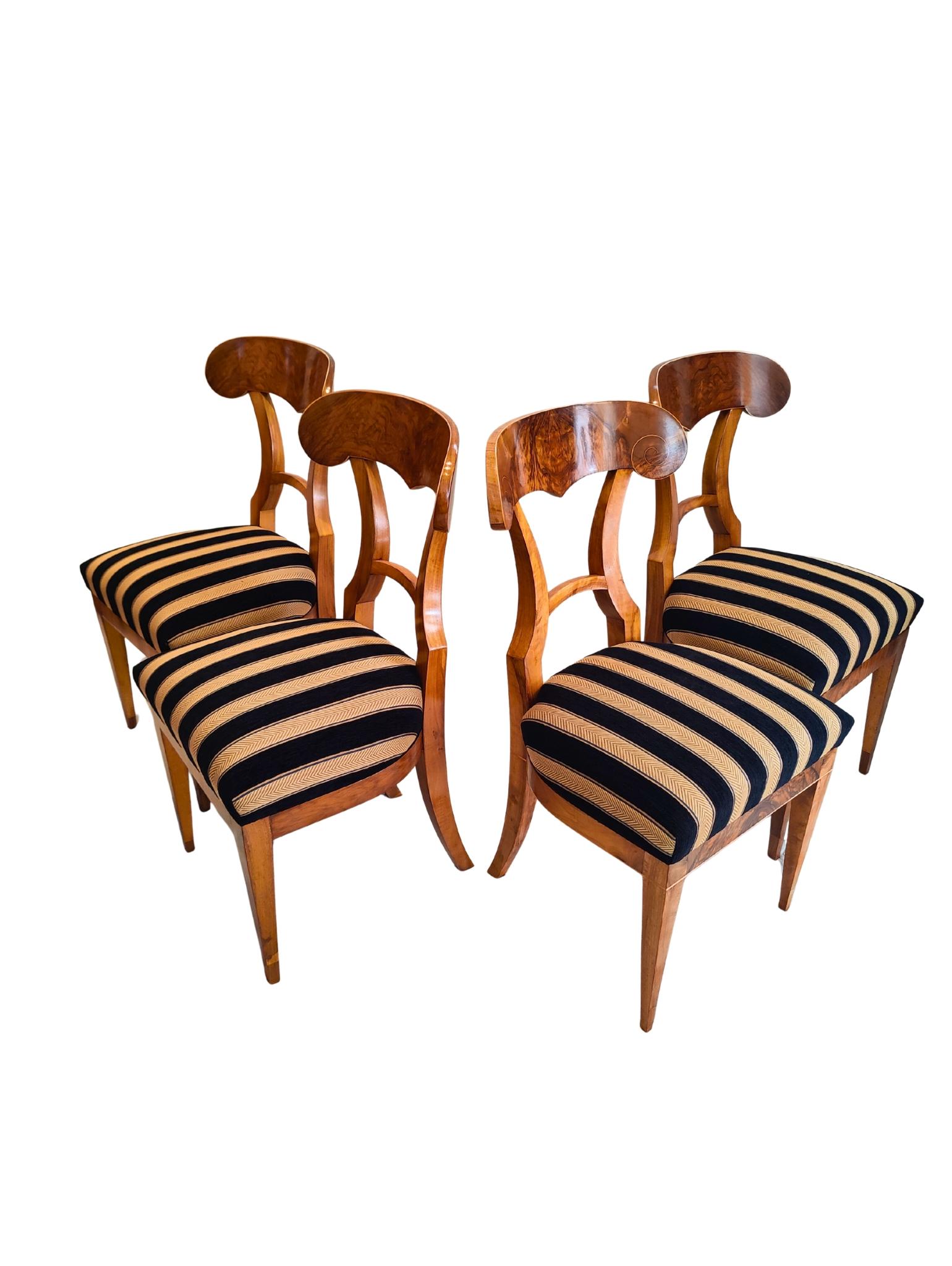 Satz von vier Biedermeier Schaufelstühlen aus Nussbaumholz, 19. Jahrhundert im Angebot 4
