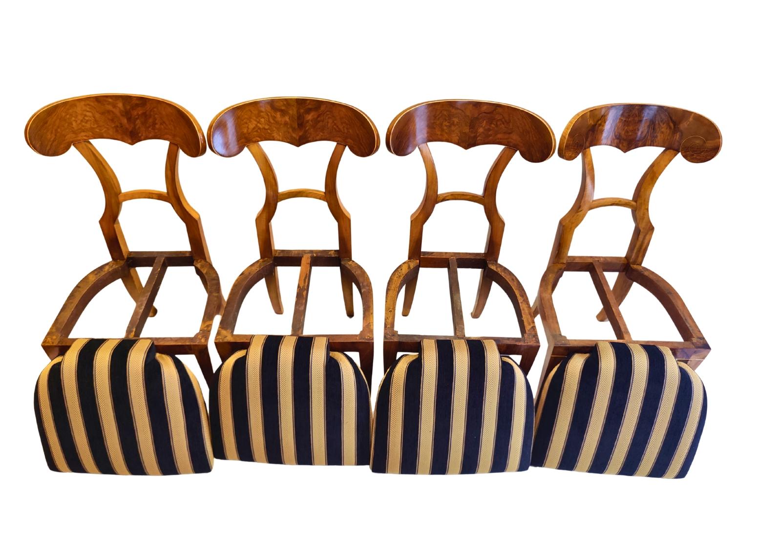 Satz von vier Biedermeier Schaufelstühlen aus Nussbaumholz, 19. Jahrhundert im Angebot 5