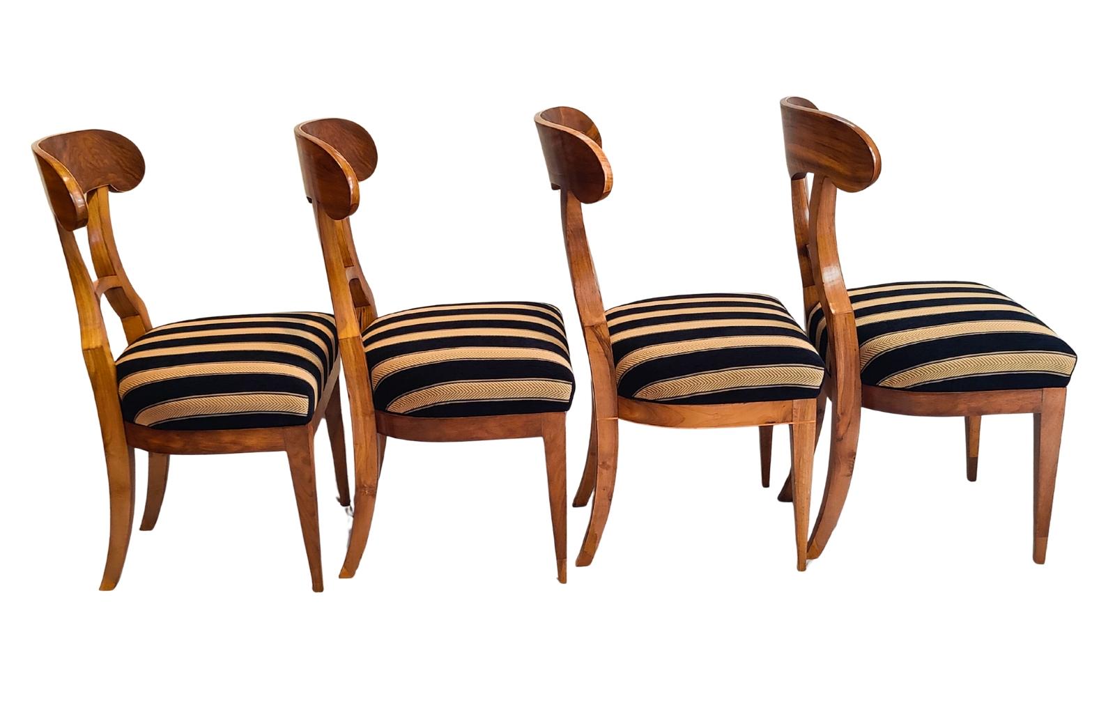 Satz von vier Biedermeier Schaufelstühlen aus Nussbaumholz, 19. Jahrhundert (Ungarisch) im Angebot