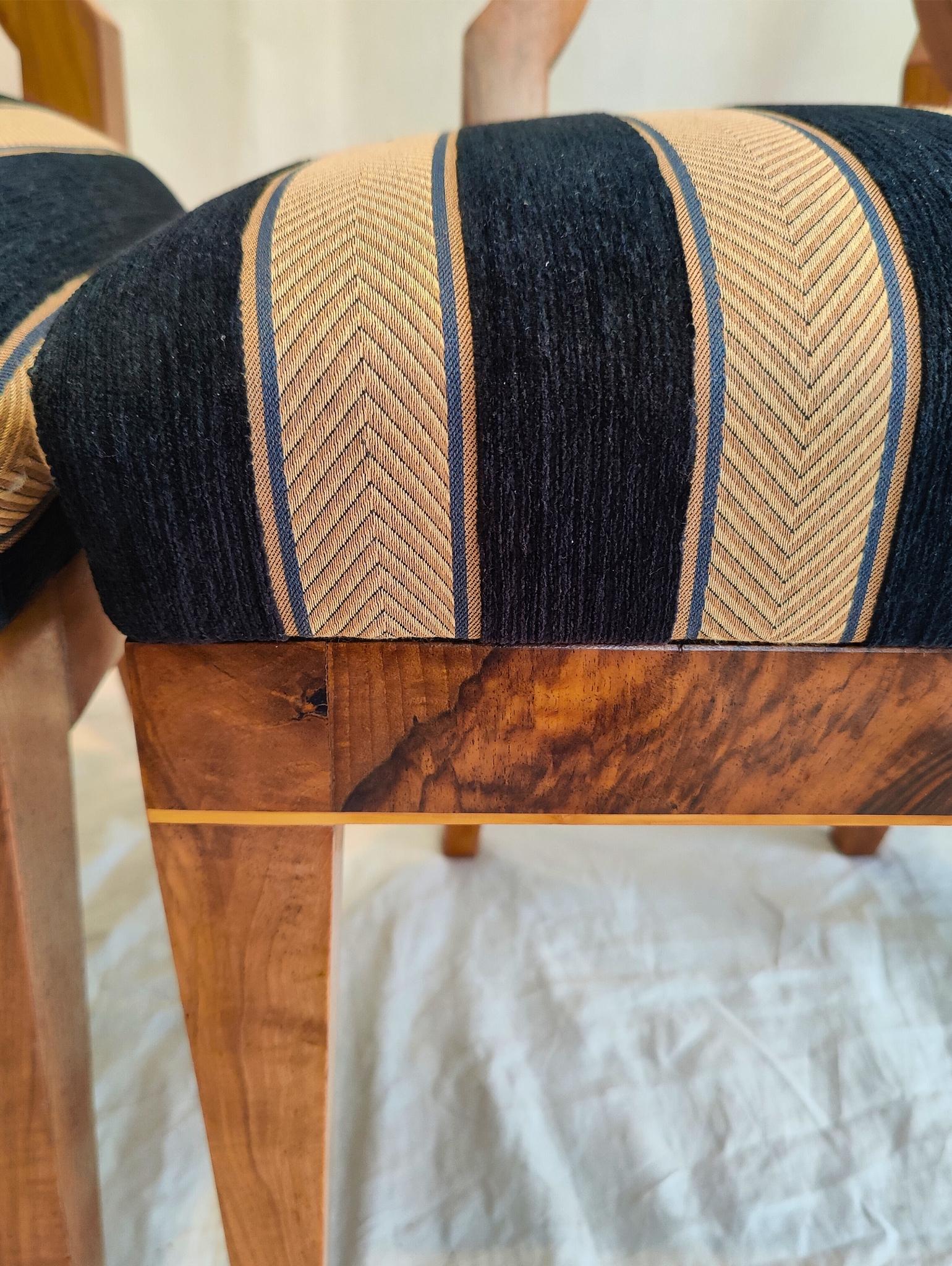 Satz von vier Biedermeier Schaufelstühlen aus Nussbaumholz, 19. Jahrhundert (Walnuss) im Angebot