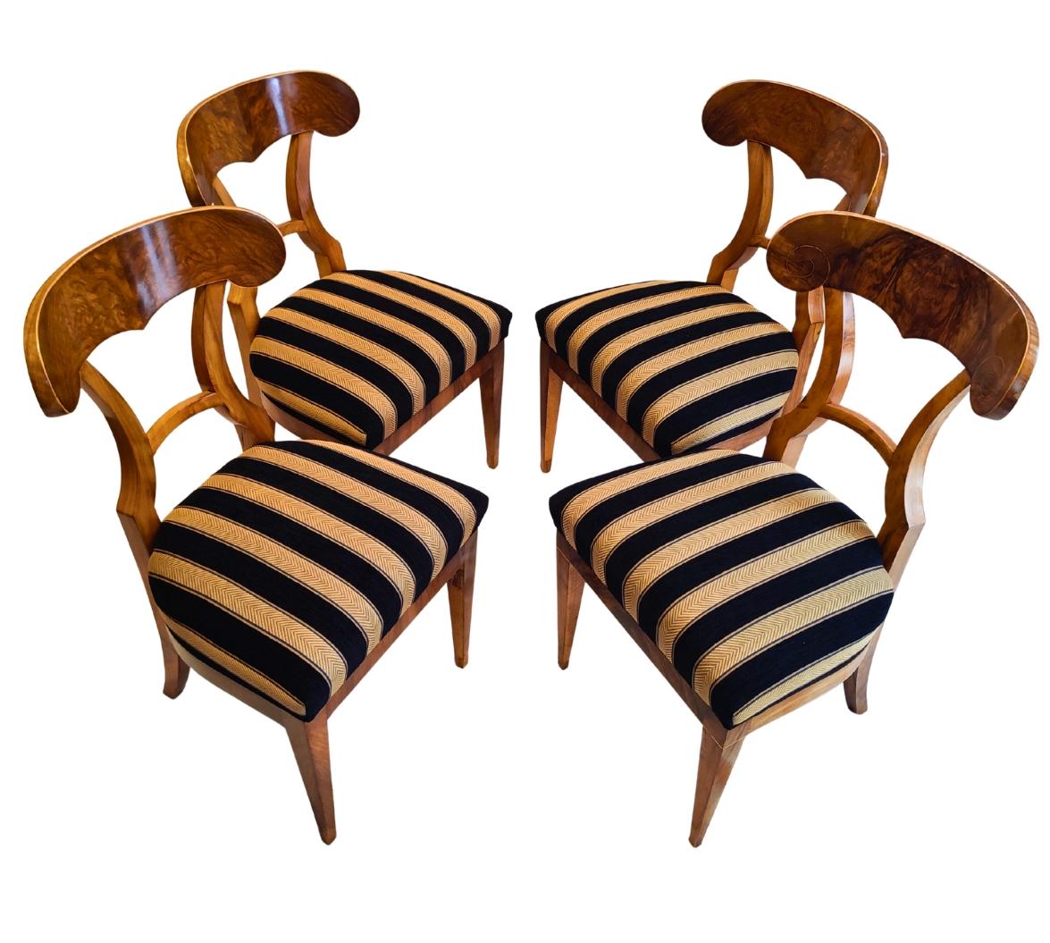 Satz von vier Biedermeier Schaufelstühlen aus Nussbaumholz, 19. Jahrhundert im Angebot 1