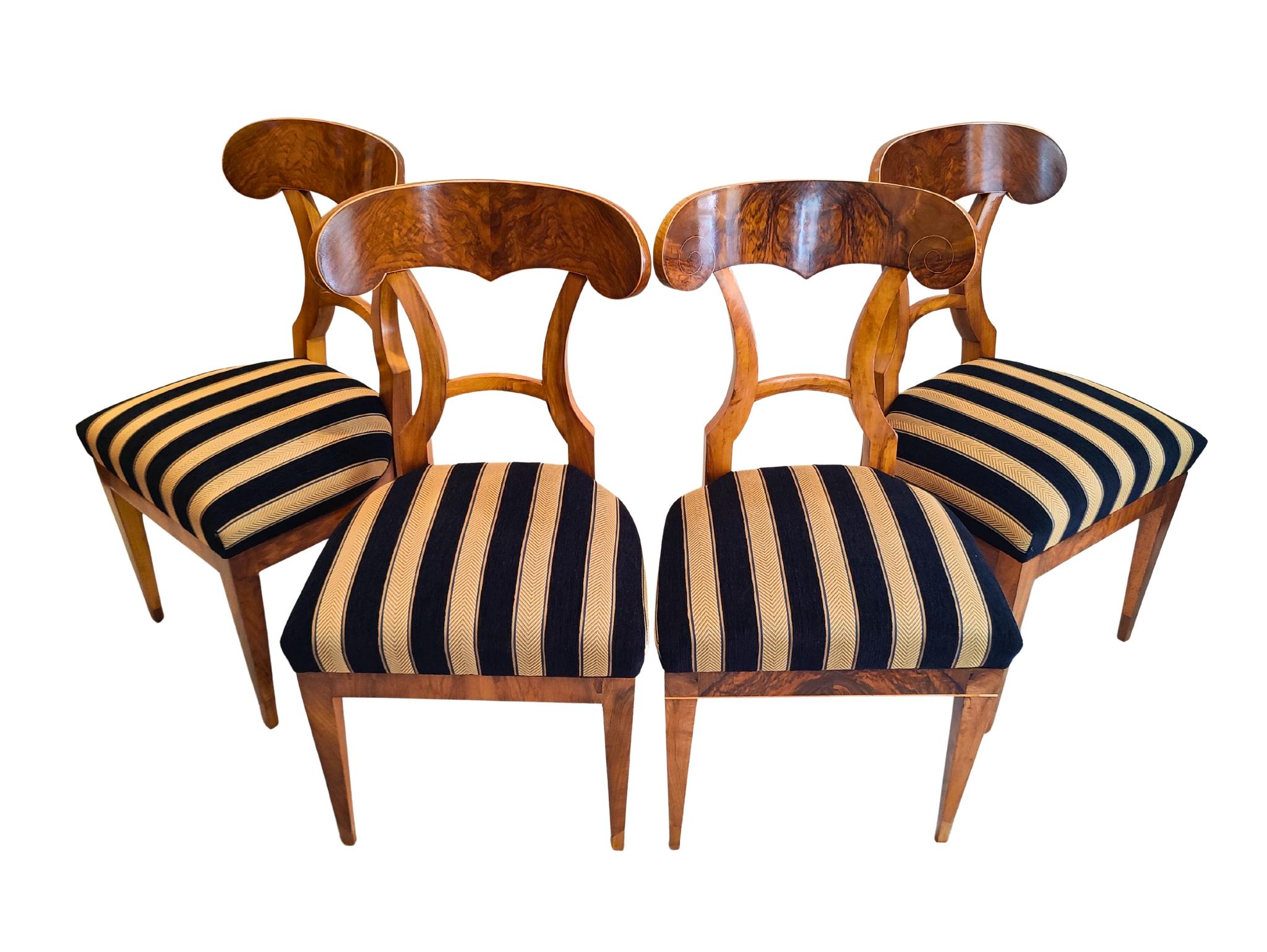 Satz von vier Biedermeier Schaufelstühlen aus Nussbaumholz, 19. Jahrhundert im Angebot 2