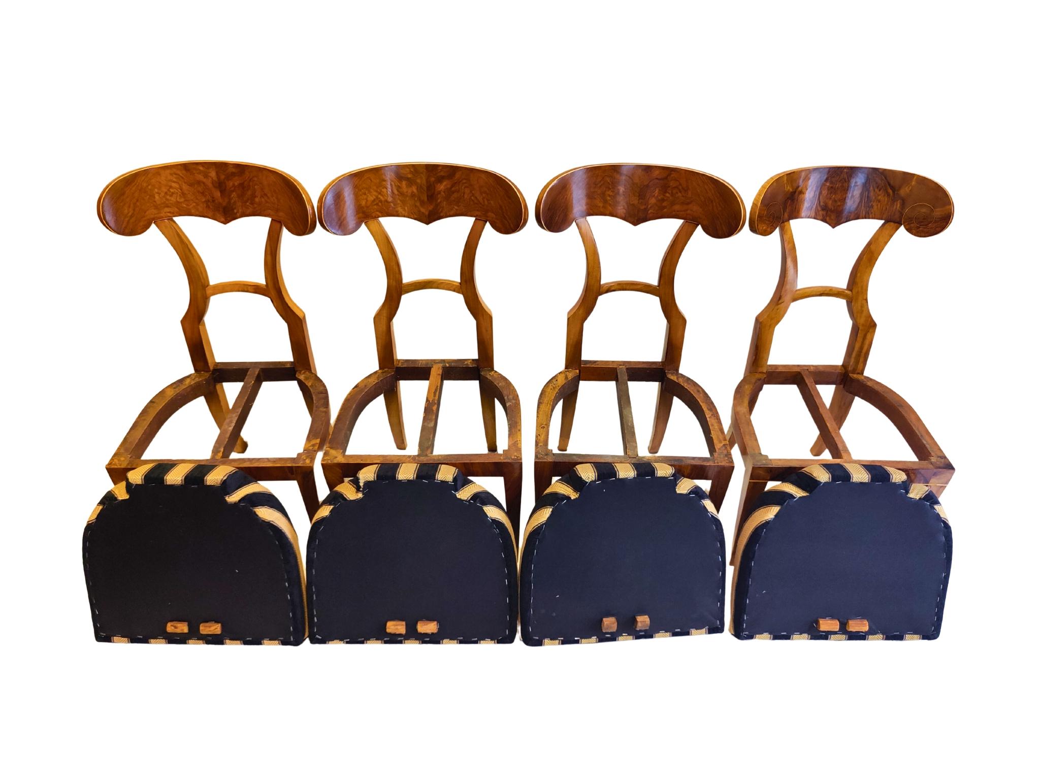 Satz von vier Biedermeier Schaufelstühlen aus Nussbaumholz, 19. Jahrhundert im Angebot 3