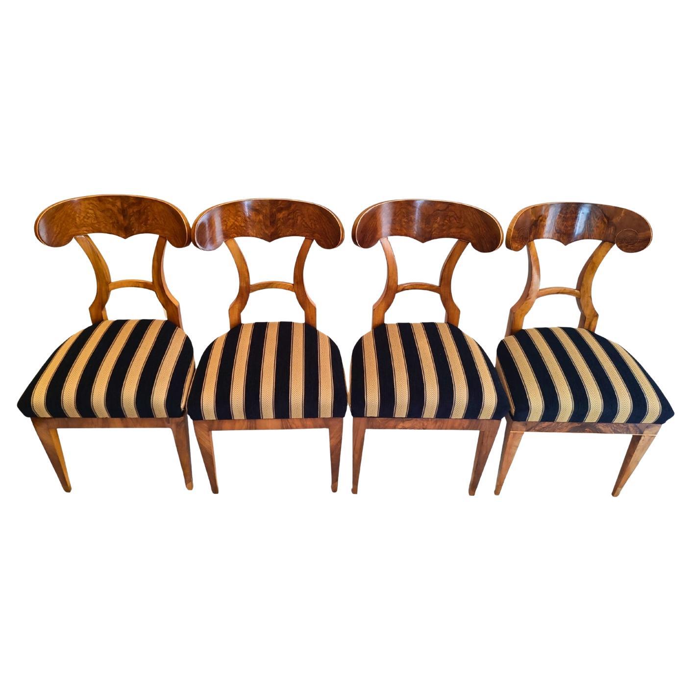 Satz von vier Biedermeier Schaufelstühlen aus Nussbaumholz, 19. Jahrhundert im Angebot