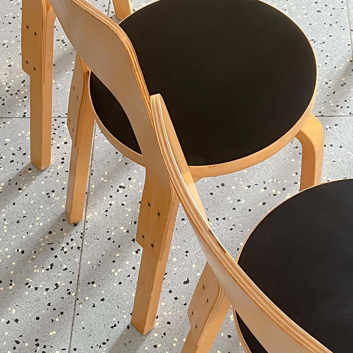 Fin du 20e siècle Ensemble de quatre chaises de salle à manger en bouleau modèle 66 d'Alvar Aalto, Finlande, années 1980 en vente