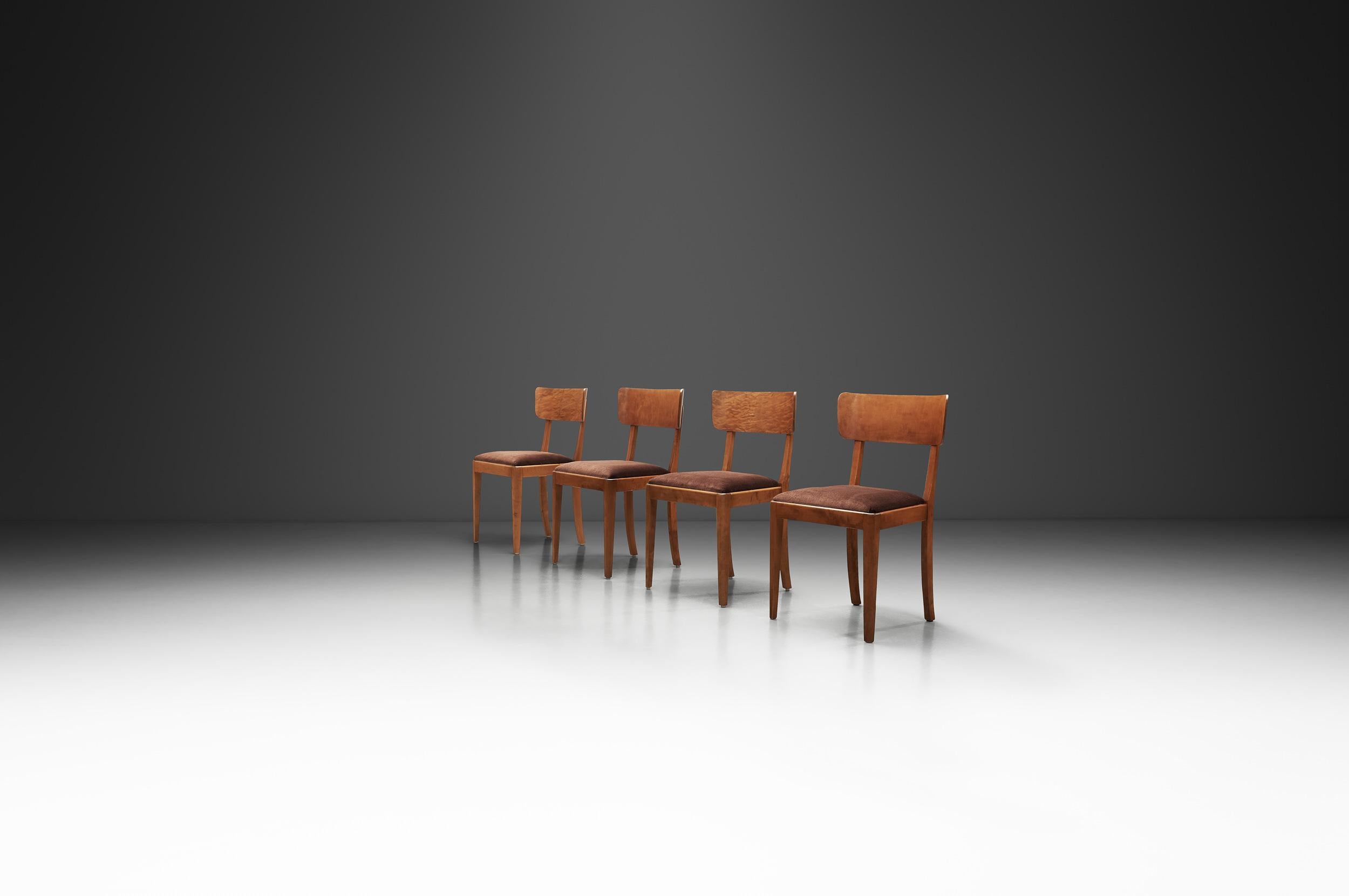 Mid-Century Modern Ensemble de quatre chaises de salle à manger en bouleau, Suède, années 1940