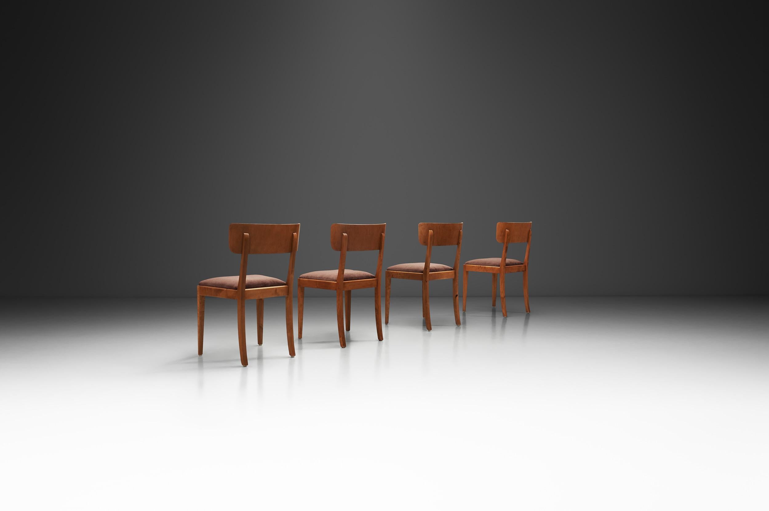 Suédois Ensemble de quatre chaises de salle à manger en bouleau, Suède, années 1940