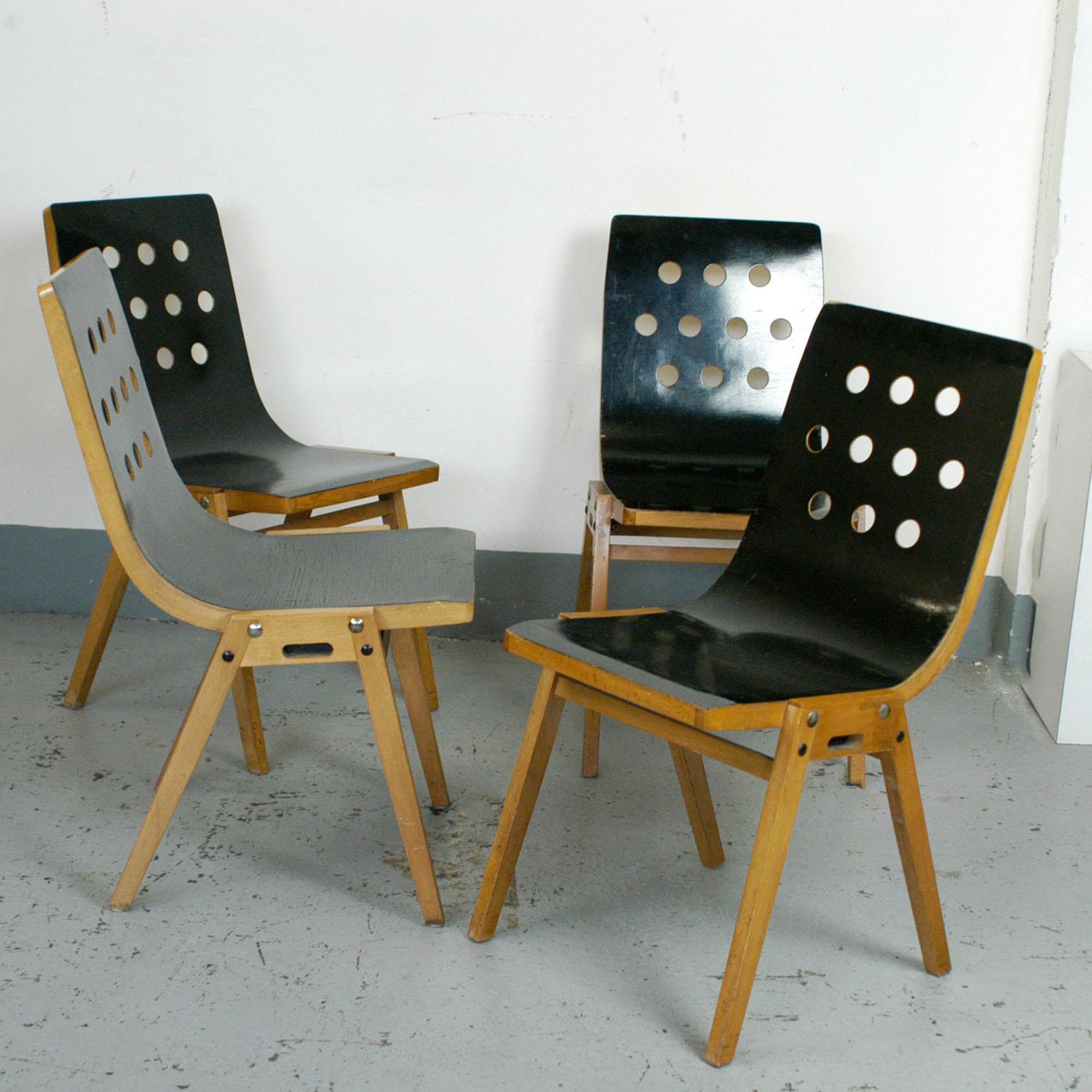 Ein Satz von vier stapelbaren Stühlen, entworfen von Prof. Roland Rainer im Jahr 1951 und hergestellt von Emil & Alfred Pollak, Österreich, in den 1950er Jahren.
Roland Rainer verwendete diese Stühle für die Wiener Stadthalle in den Jahren
