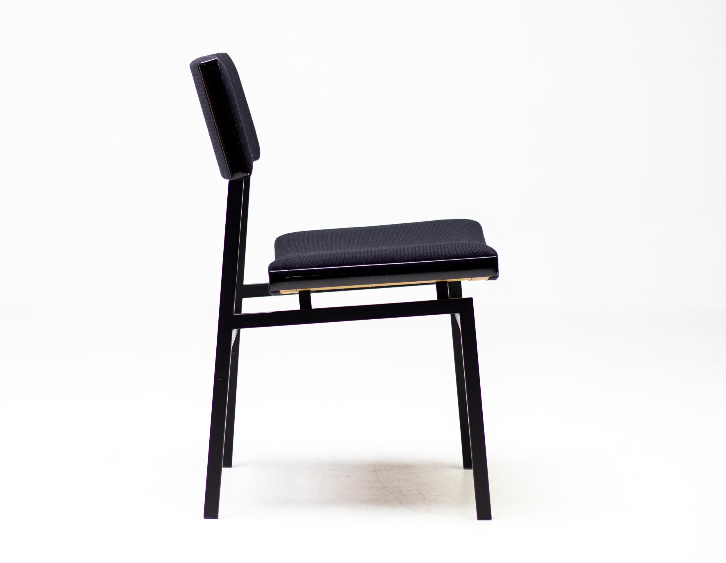 Satz von 4 architektonischen Mid-Century modern Stühlen aus den Niederlanden von Hulmefa.
Die niederländische Mid-Century-Moderne zeichnet sich durch Schlichtheit und Funktionalität im Kontext der industriellen Produktion sowie durch die