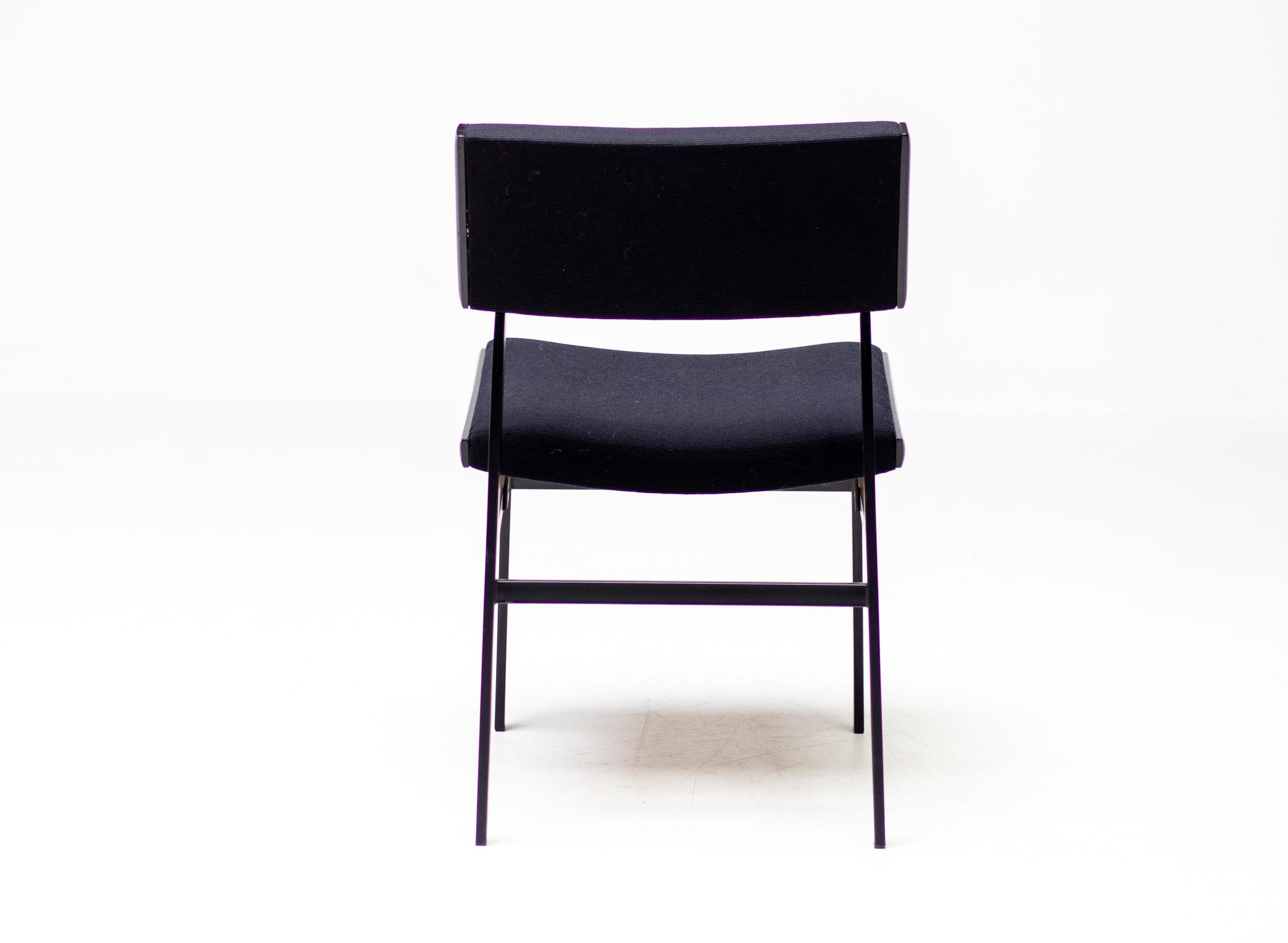 Satz von vier schwarzen Hulmefa-Esszimmerstühlen im Zustand „Gut“ im Angebot in Dronten, NL