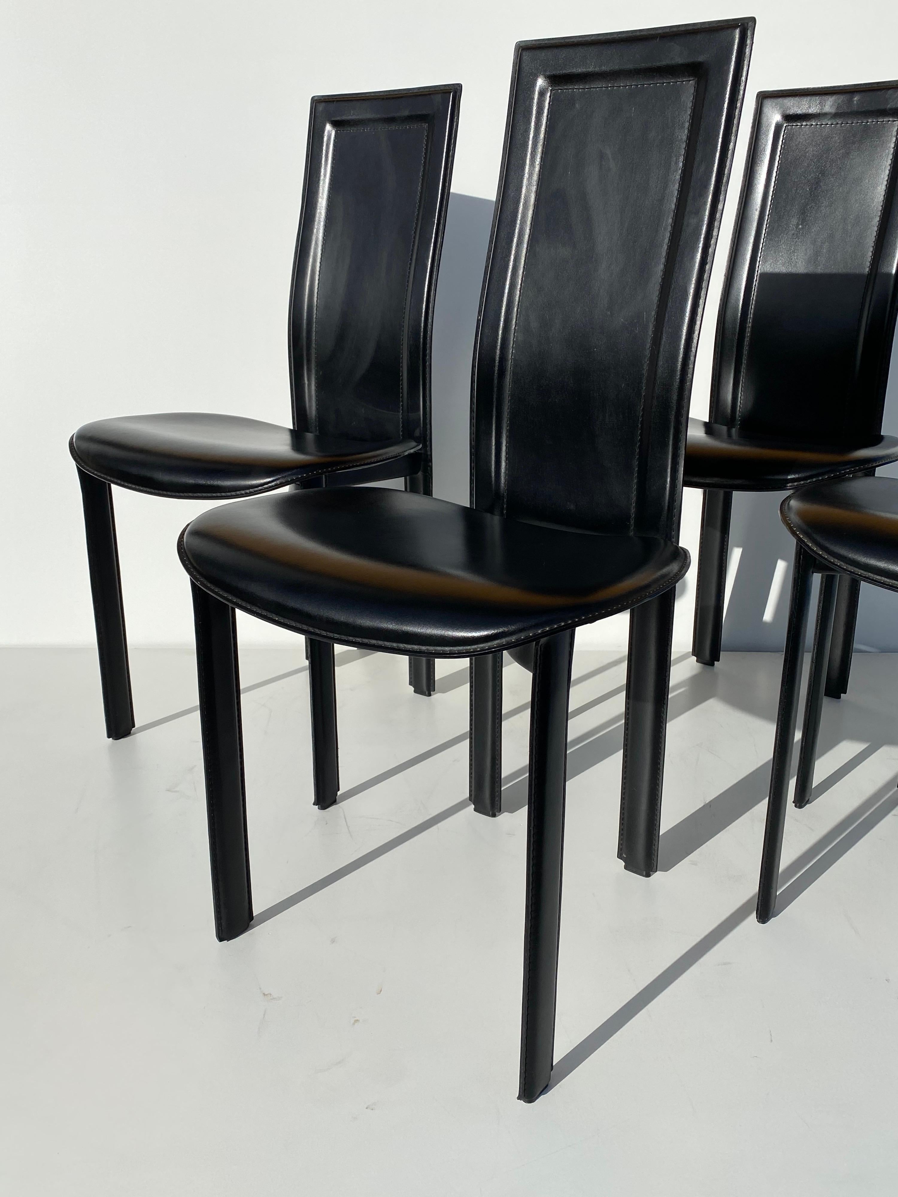 Satz von vier schwarzen Leder-Esszimmerstühlen von Cattelan Italia, ähnlich den Lederstühlen von Mario Bellini für Cassina.