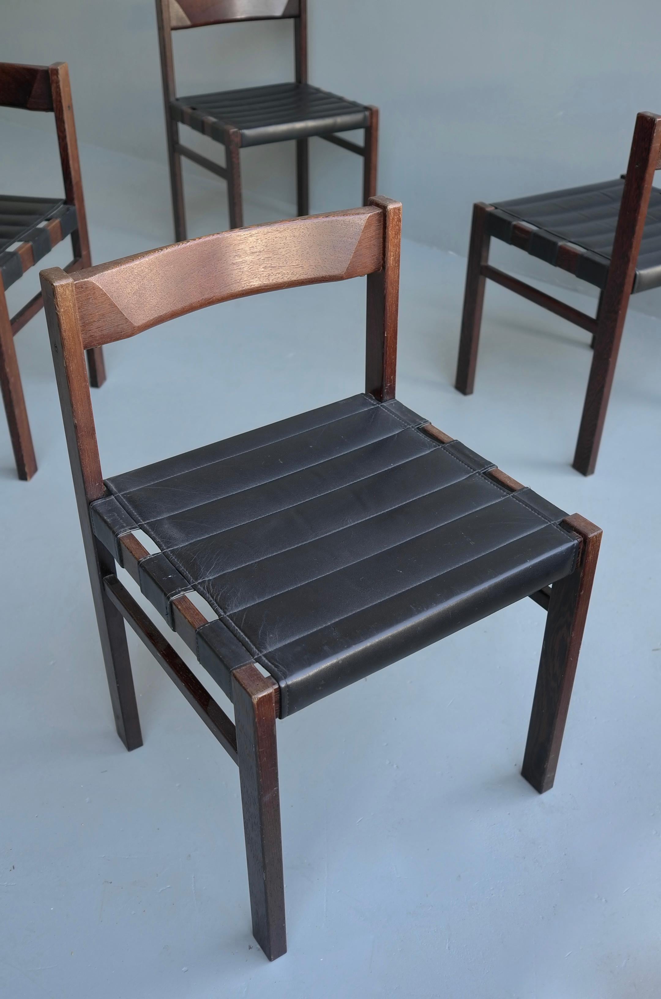 Ensemble de quatre chaises « Brésiliennes » du milieu du siècle en cuir noir et bois de wengé foncé en vente 3