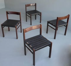 Ensemble de quatre chaises « Brésiliennes » du milieu du siècle en cuir noir et bois de wengé foncé